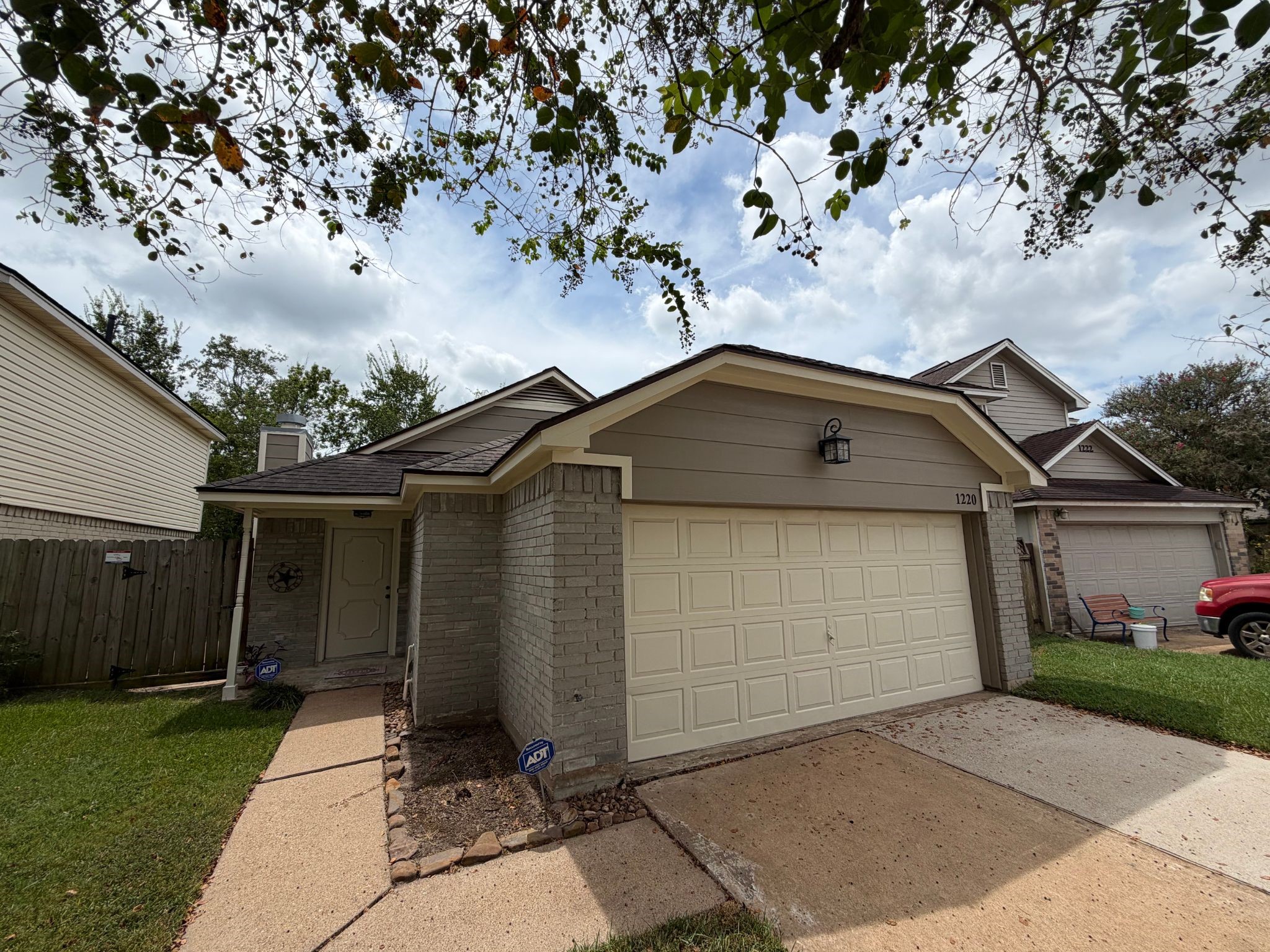 1220 Chelsea Lane Property Photo 1