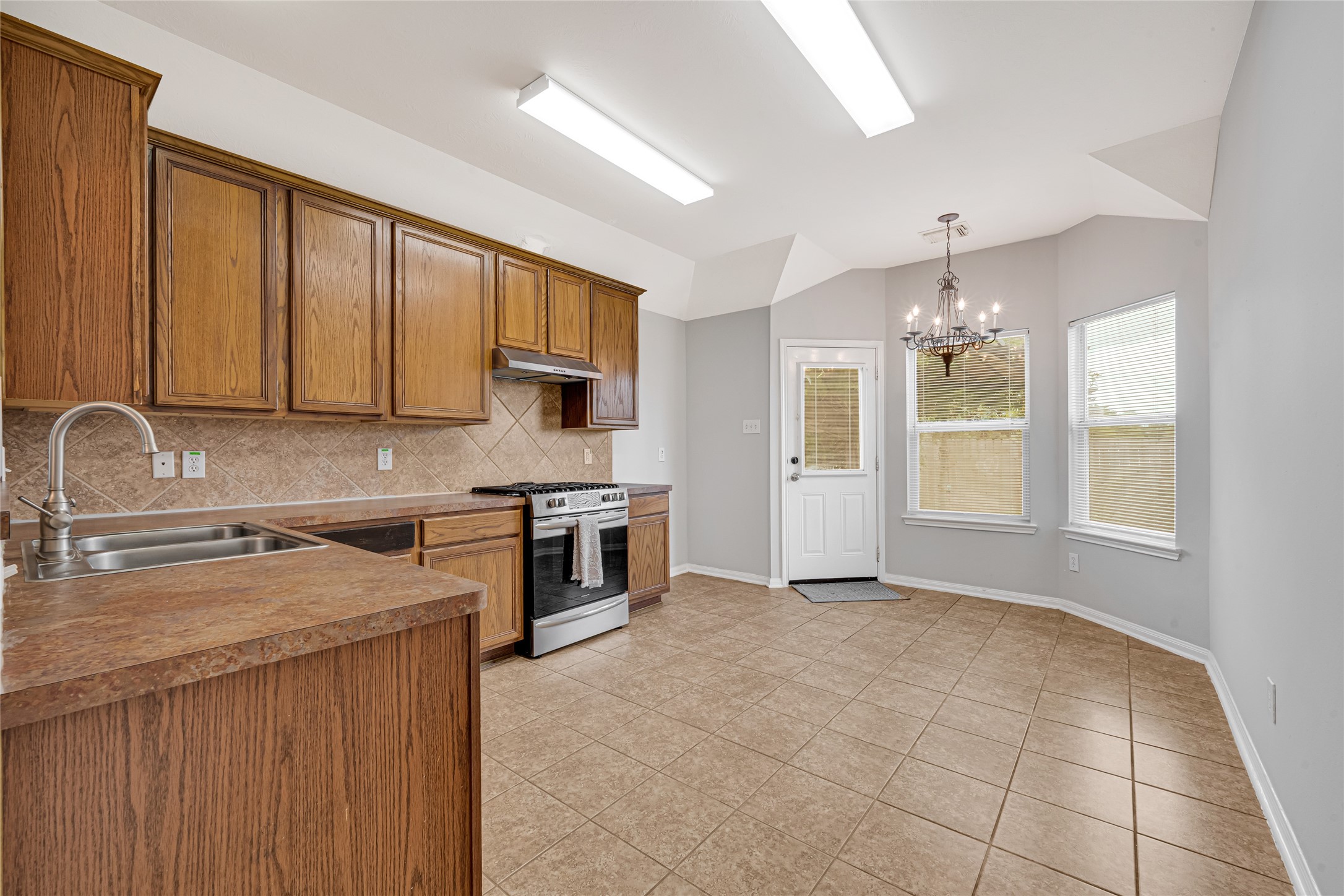 2726 Sage Bluff Avenue Property Photo 9