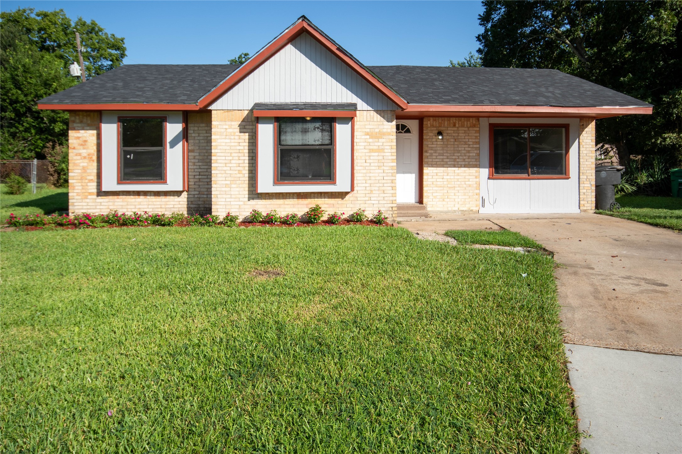 10902 Mosscrest Drive Property Photo 2