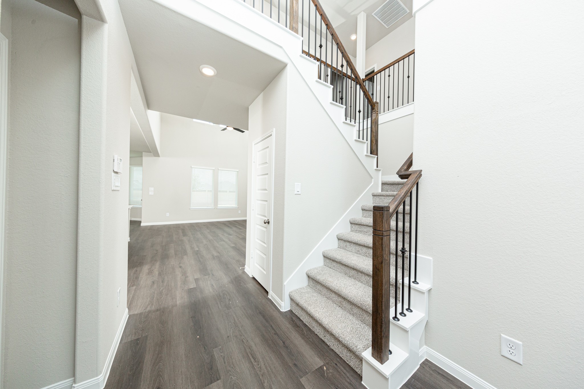3025 Mustang Grove Way Property Photo 6