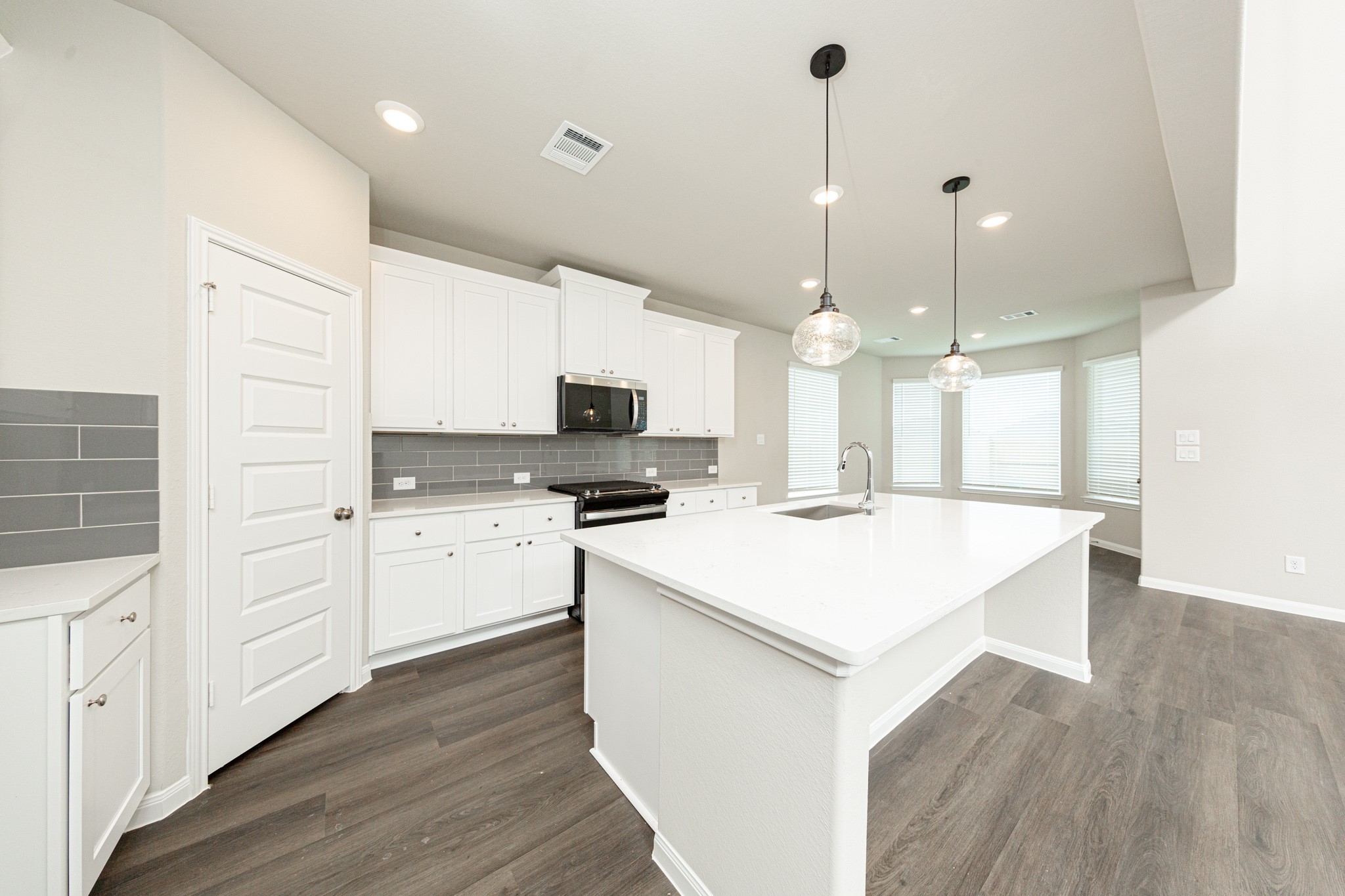 3025 Mustang Grove Way Property Photo 9
