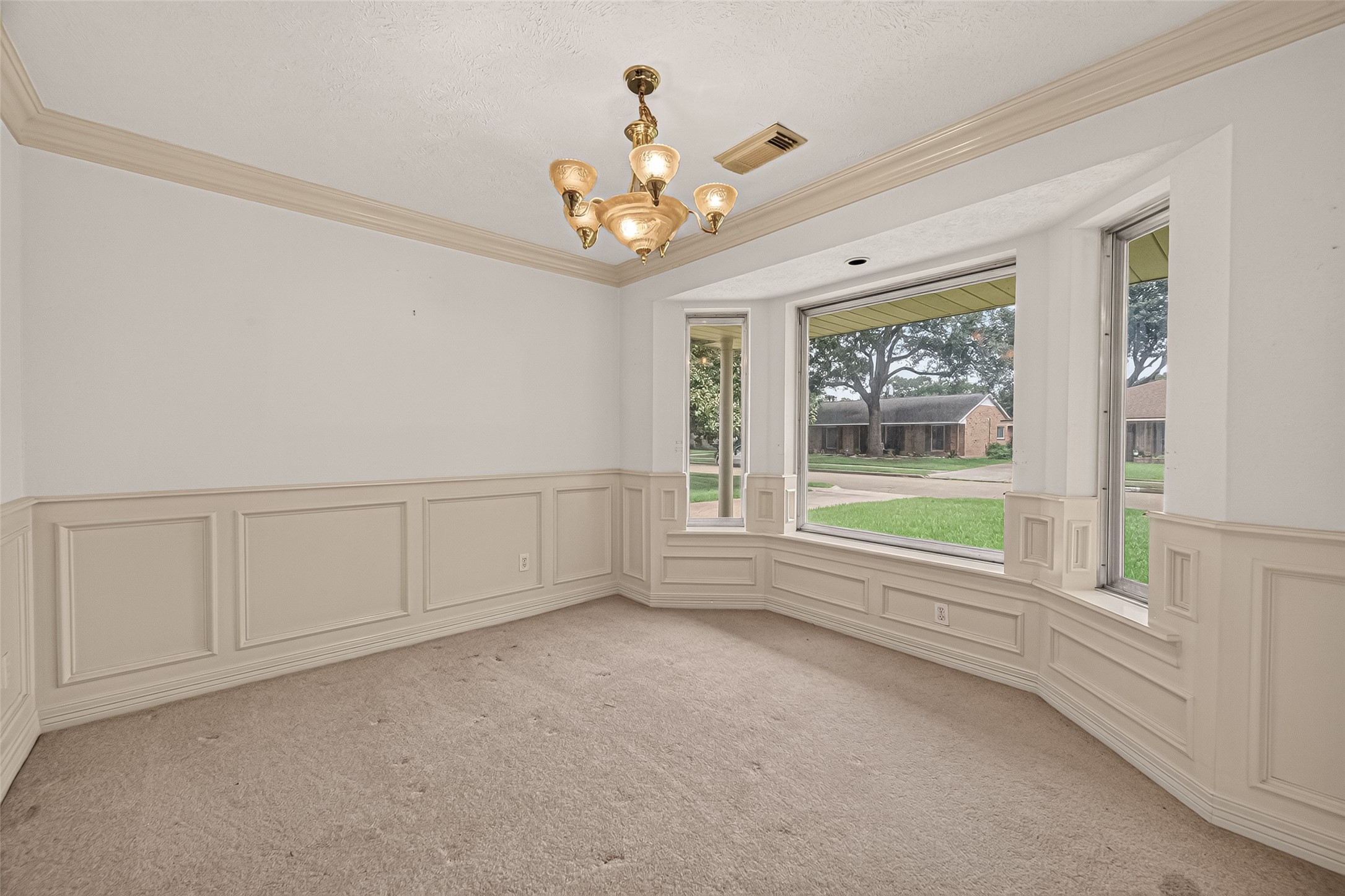4305 Goldfinch Street Property Photo 6