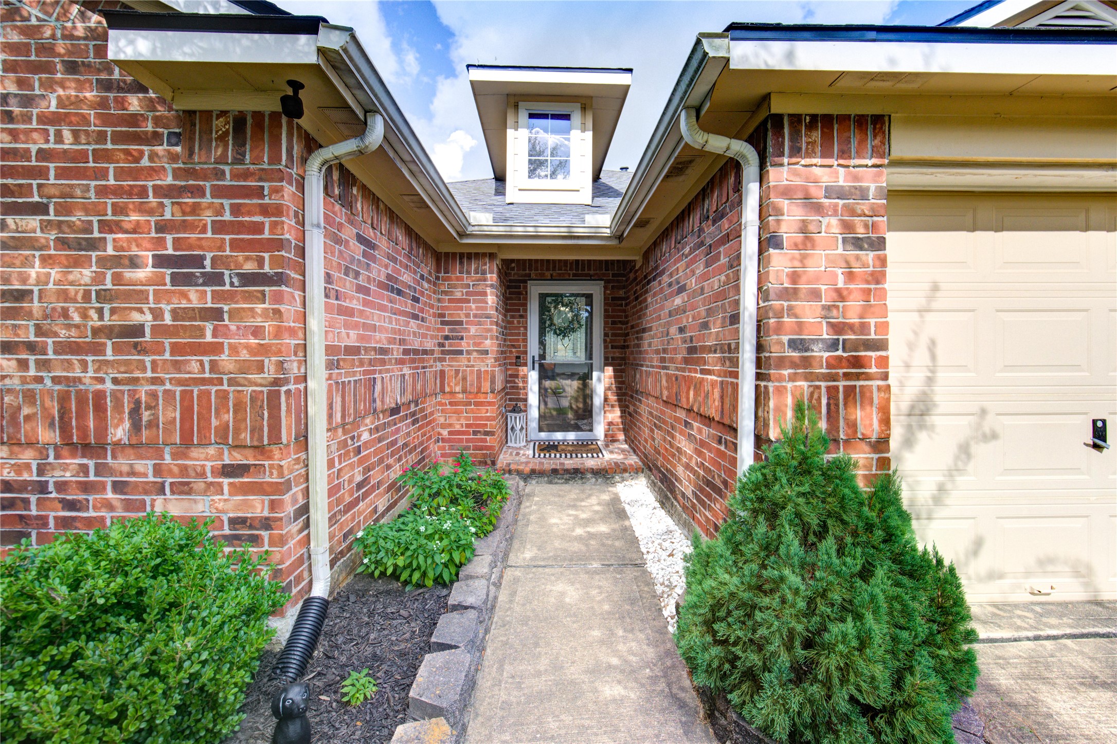 5416 Lilac Grove Ln Property Photo 3