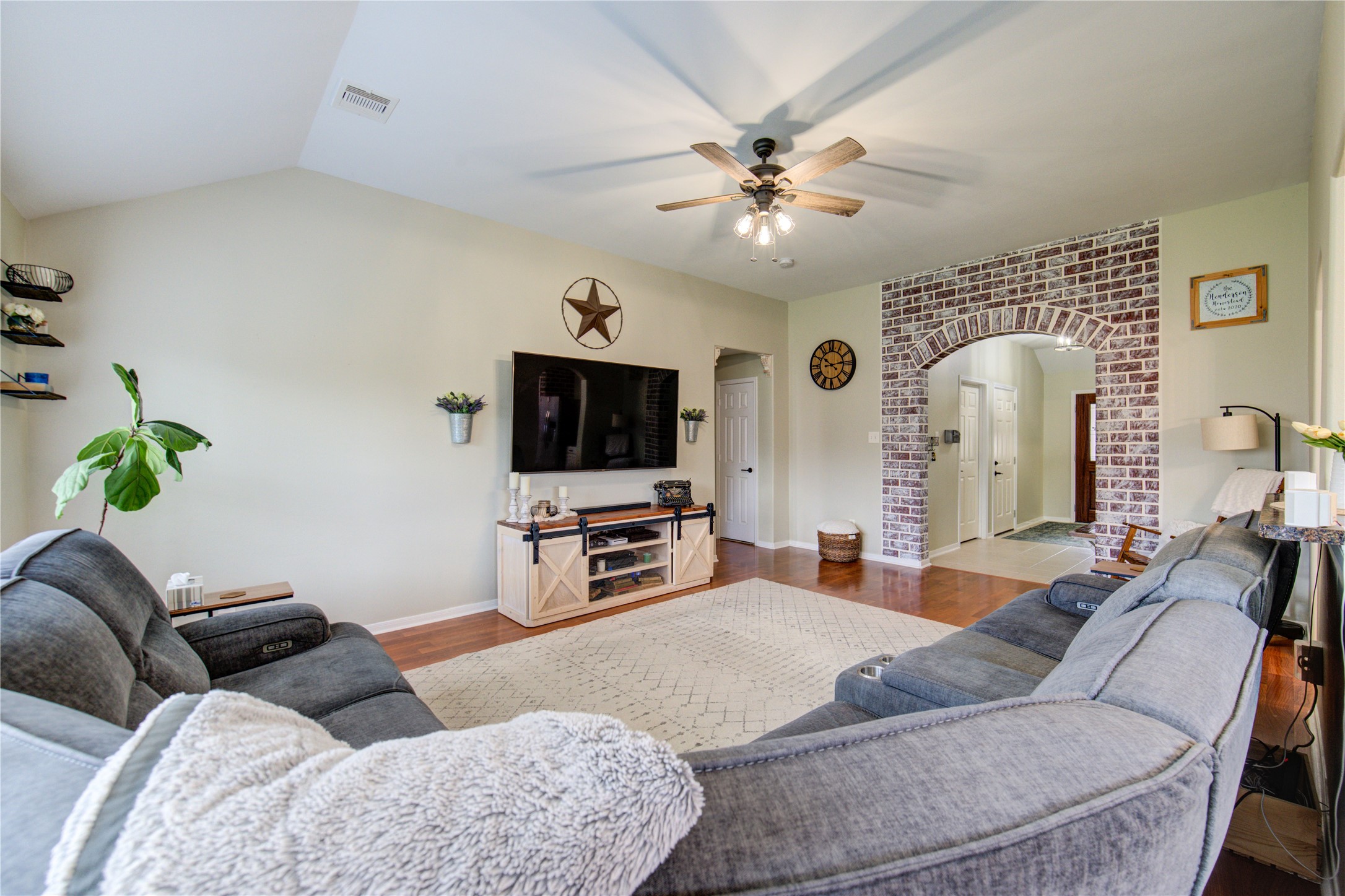 5416 Lilac Grove Ln Property Photo 4