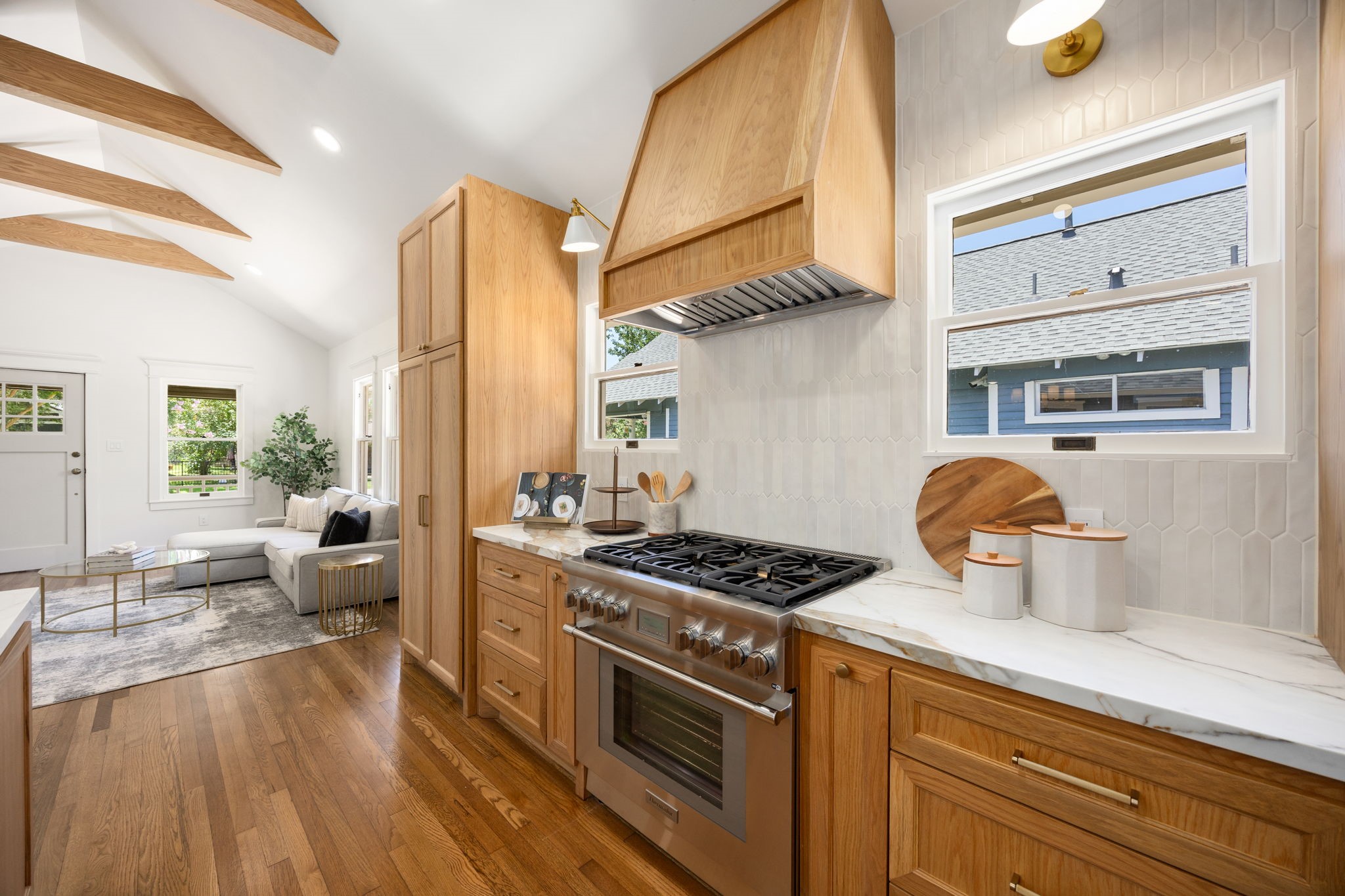 1528 Cortlandt Street Property Photo 4