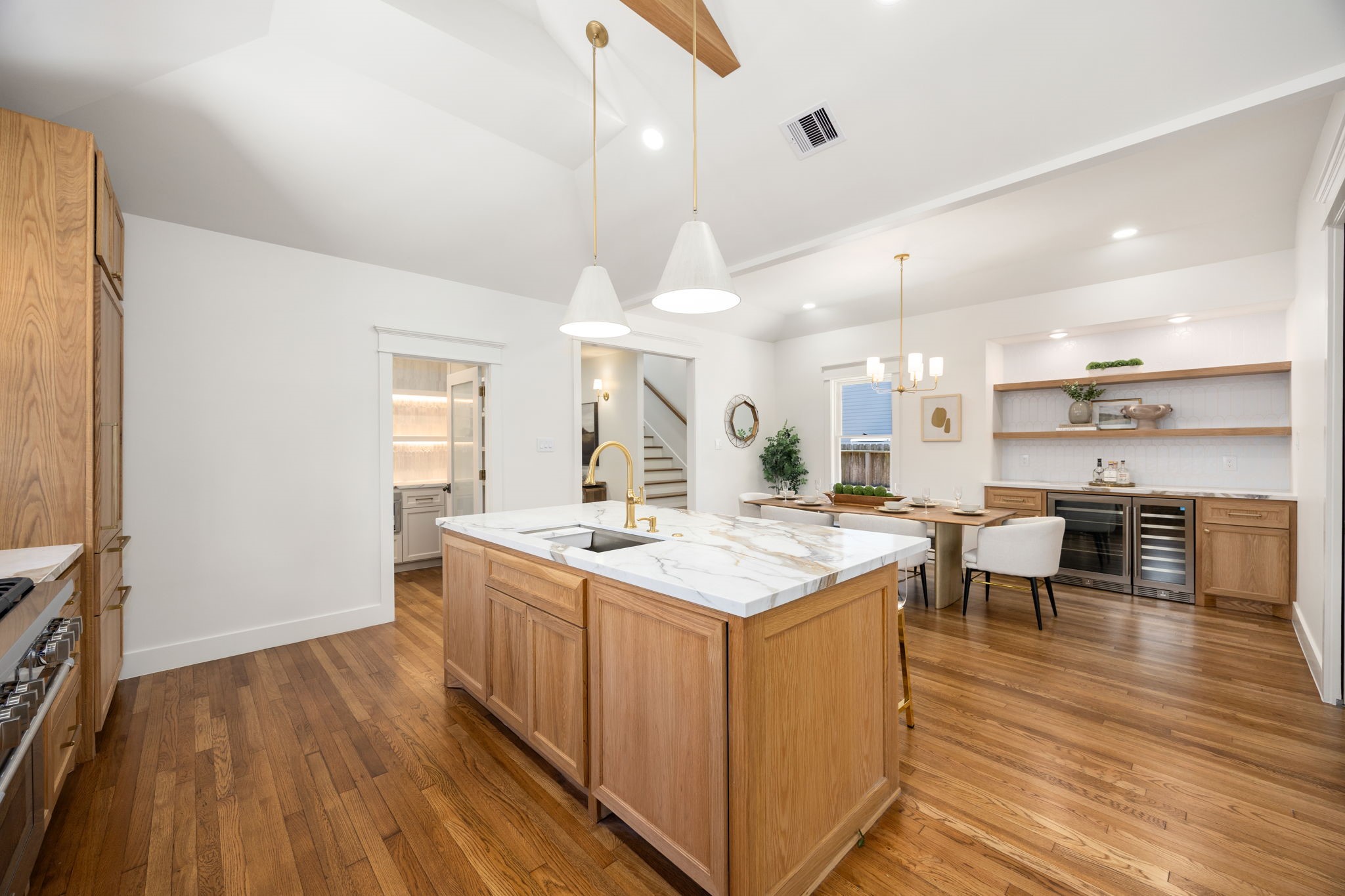 1528 Cortlandt Street Property Photo 6
