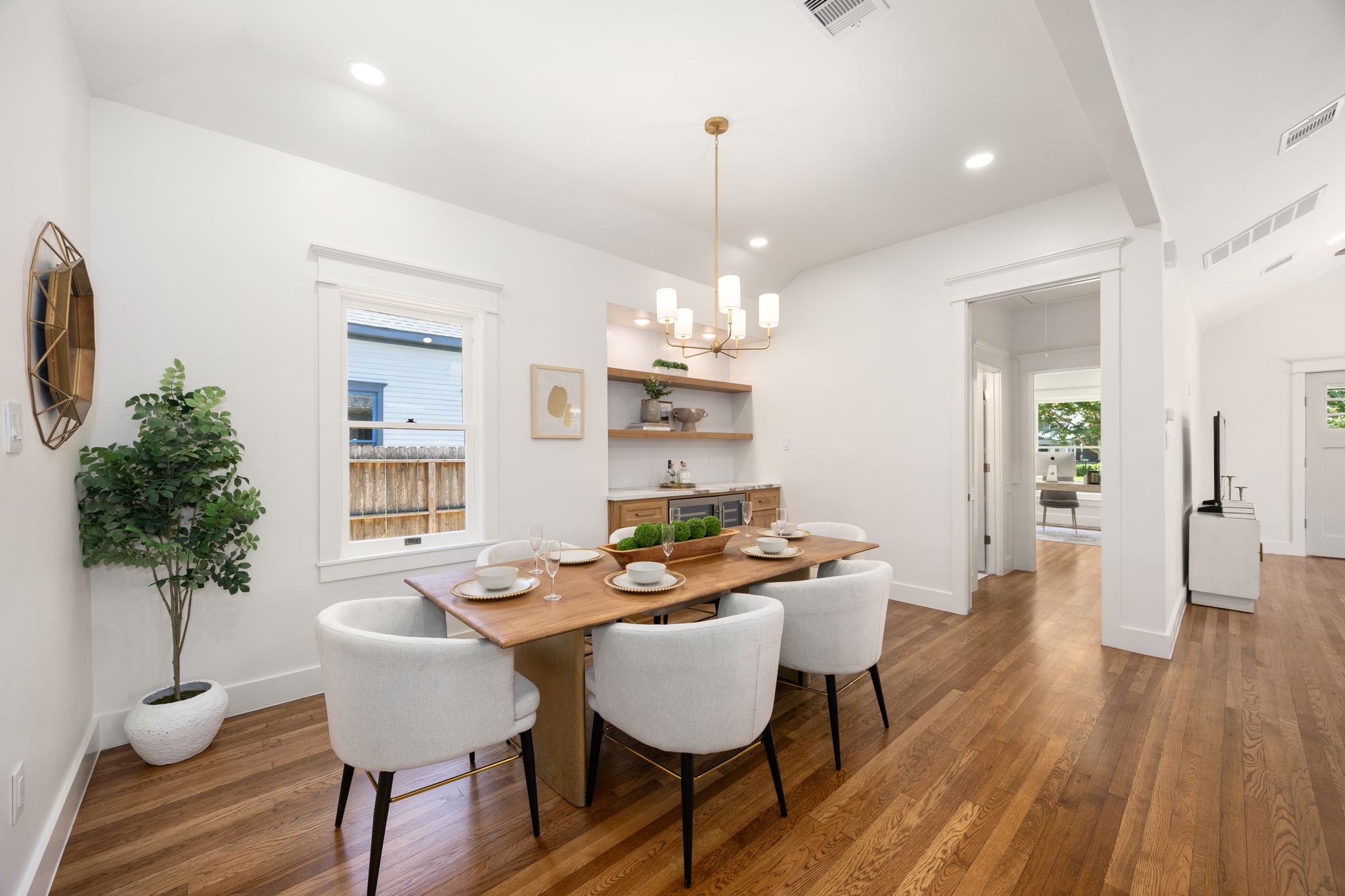 1528 Cortlandt Street Property Photo 10