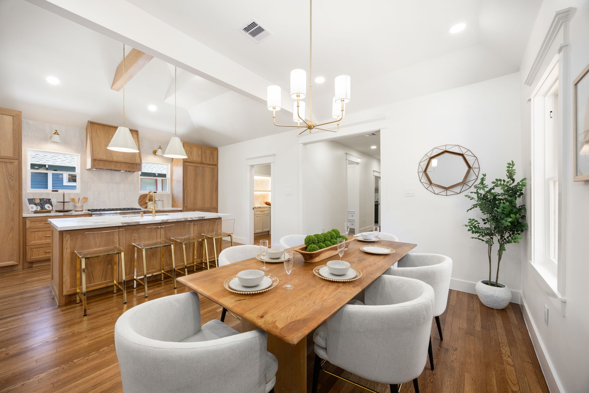 1528 Cortlandt Street Property Photo 11