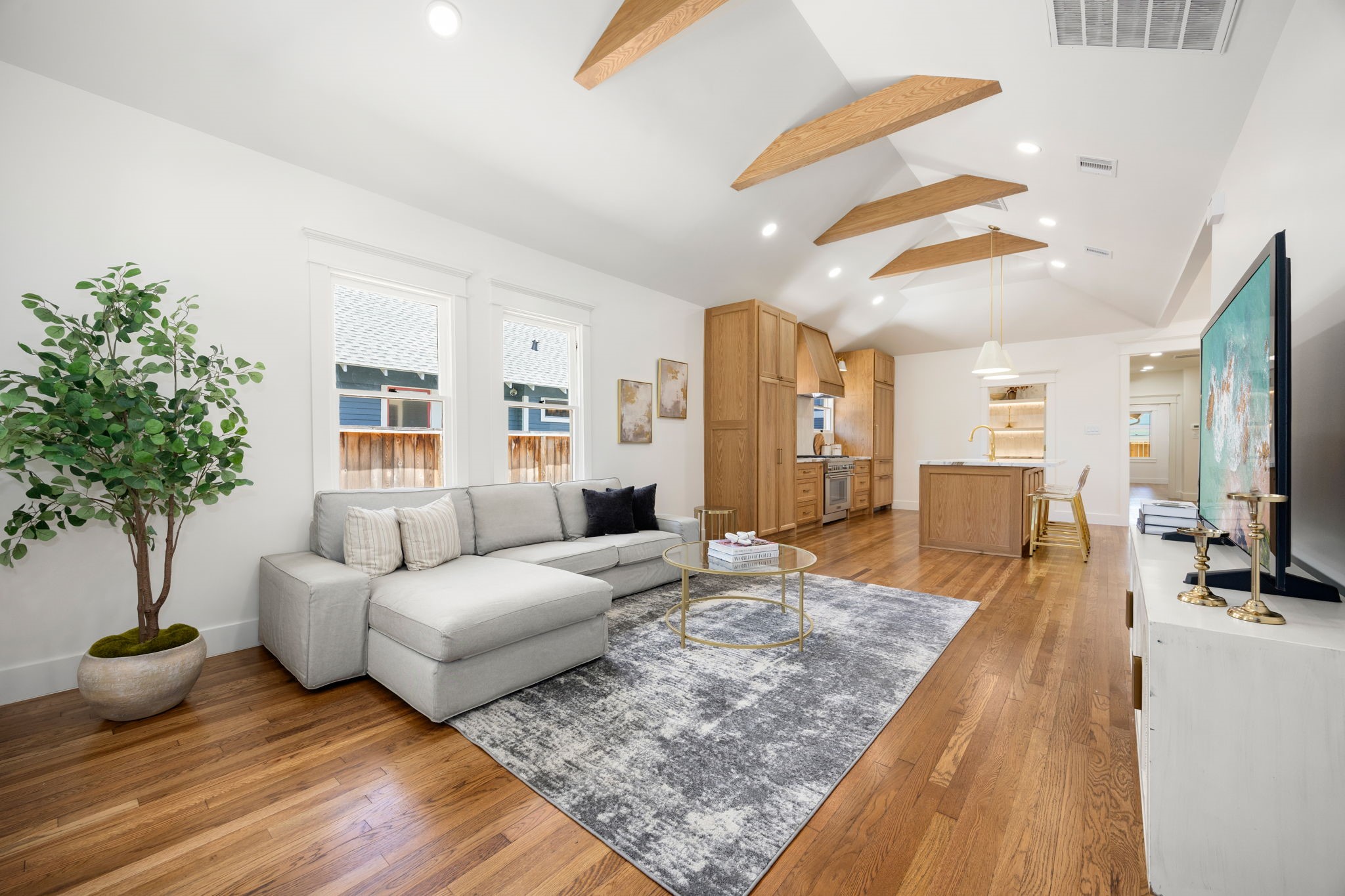1528 Cortlandt Street Property Photo 17