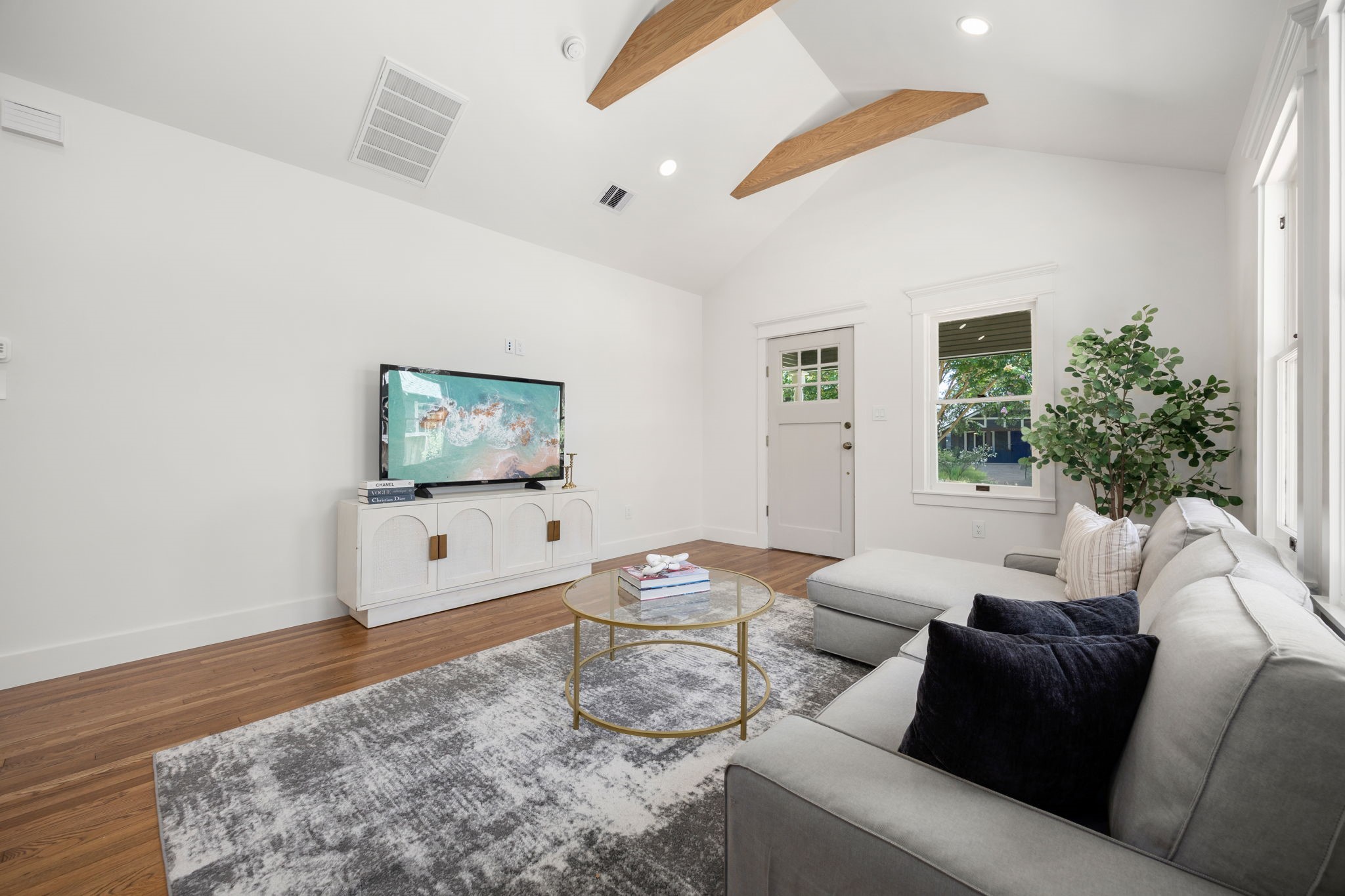 1528 Cortlandt Street Property Photo 17