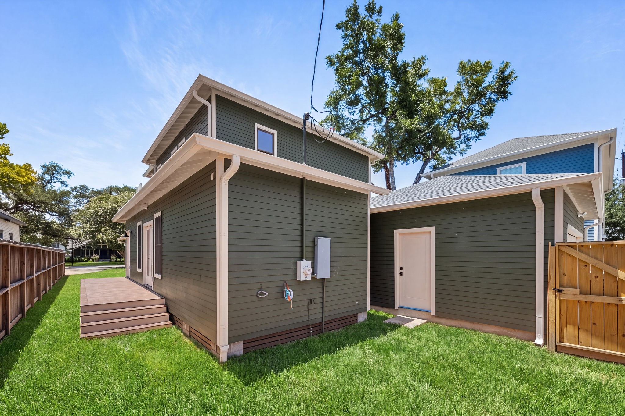 1528 Cortlandt Street Property Photo 45