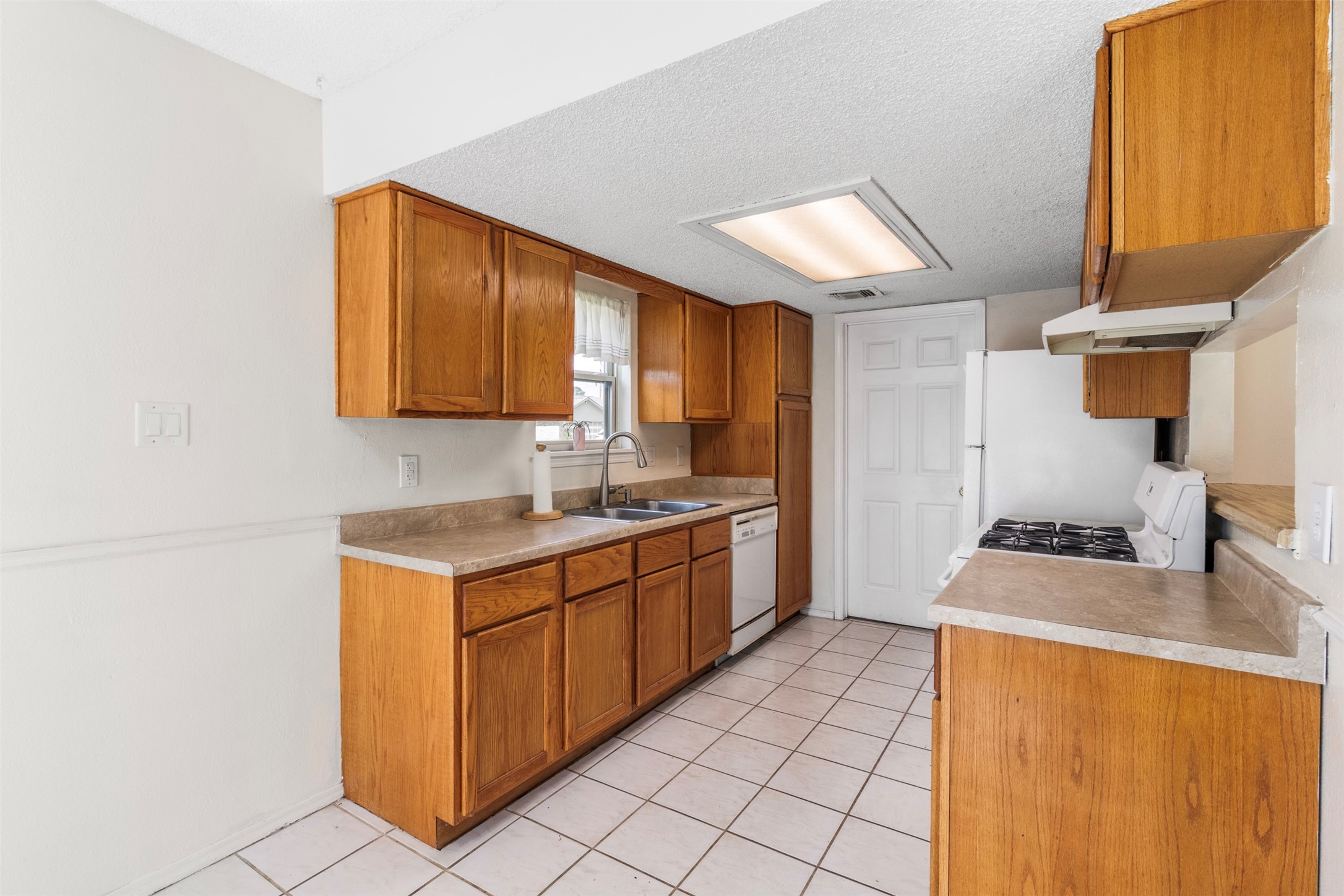 16319 Pitch Pine Drive Property Photo 9