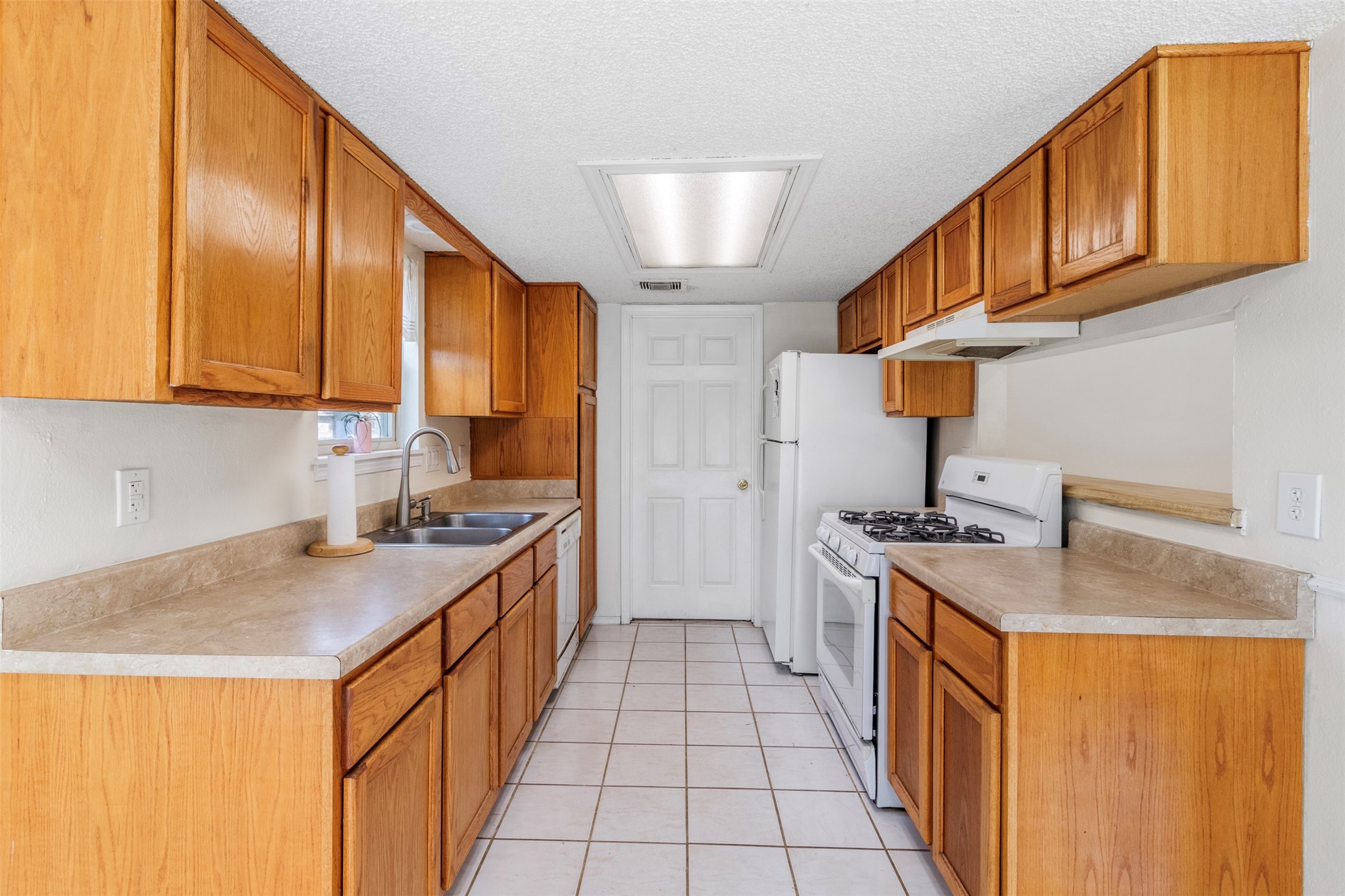 16319 Pitch Pine Drive Property Photo 11