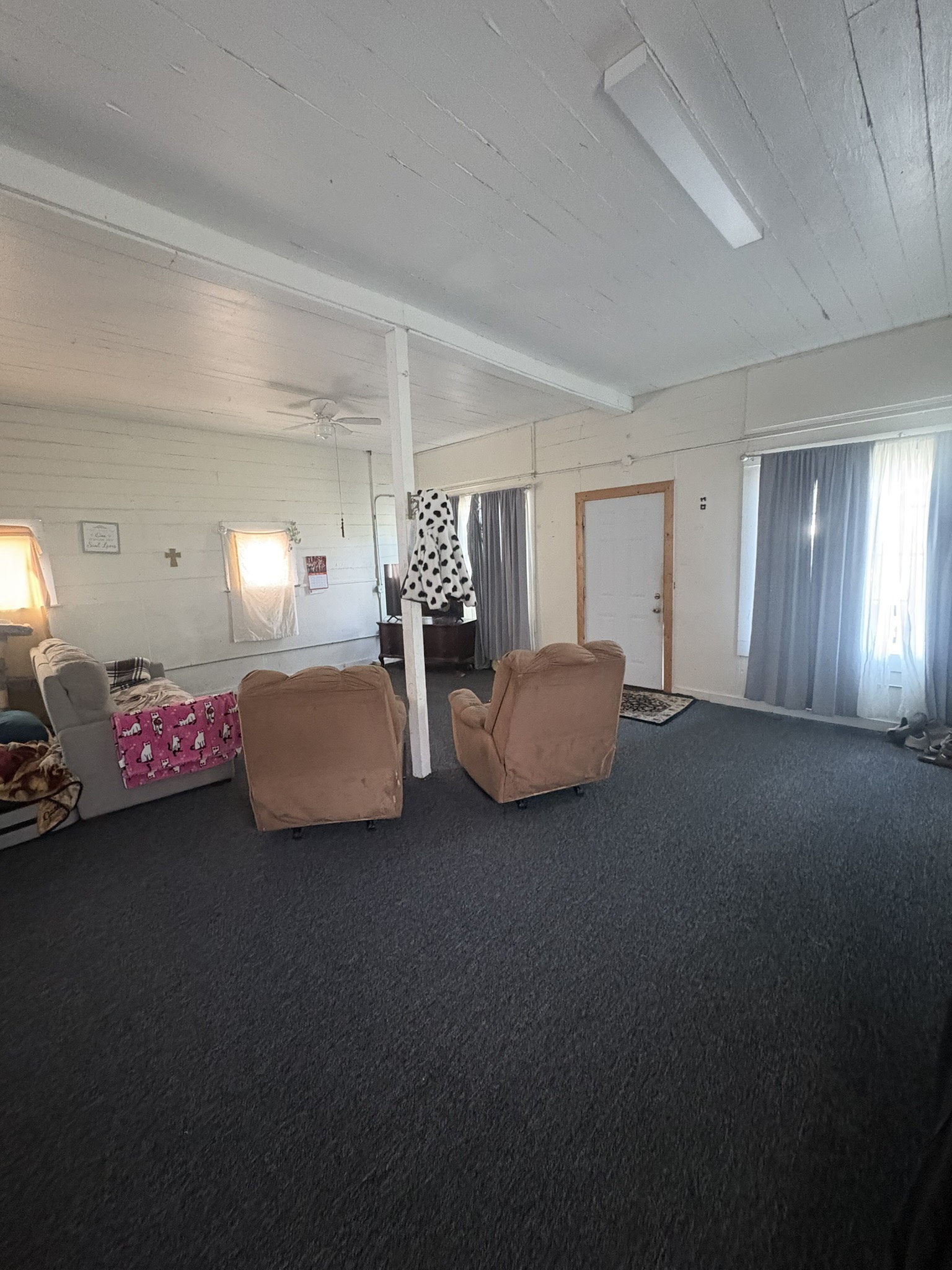 213 S Hill Street Property Photo 2