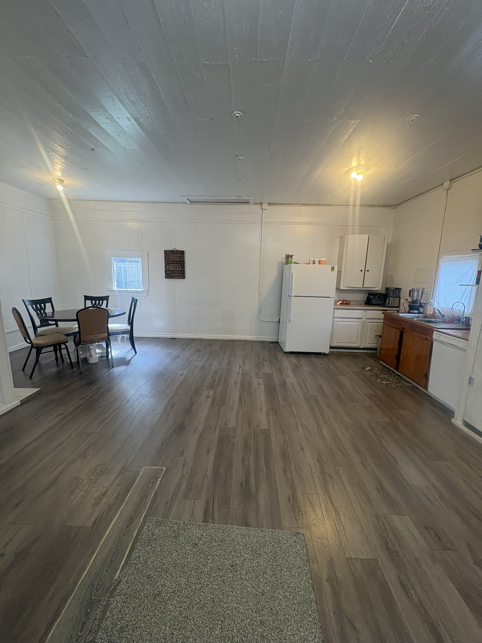 213 S Hill Street Property Photo 4