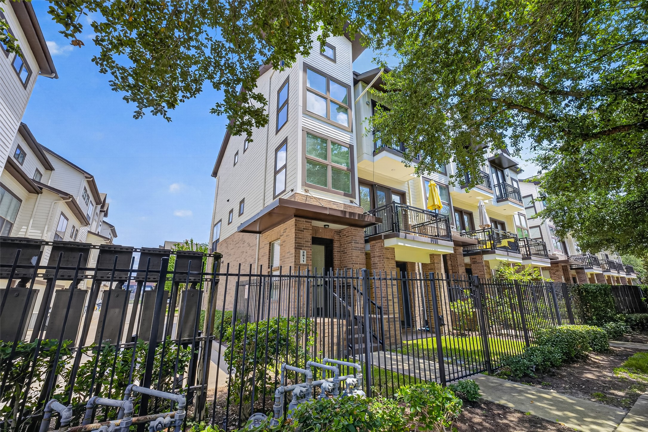 2811 Clay Street Property Photo 4