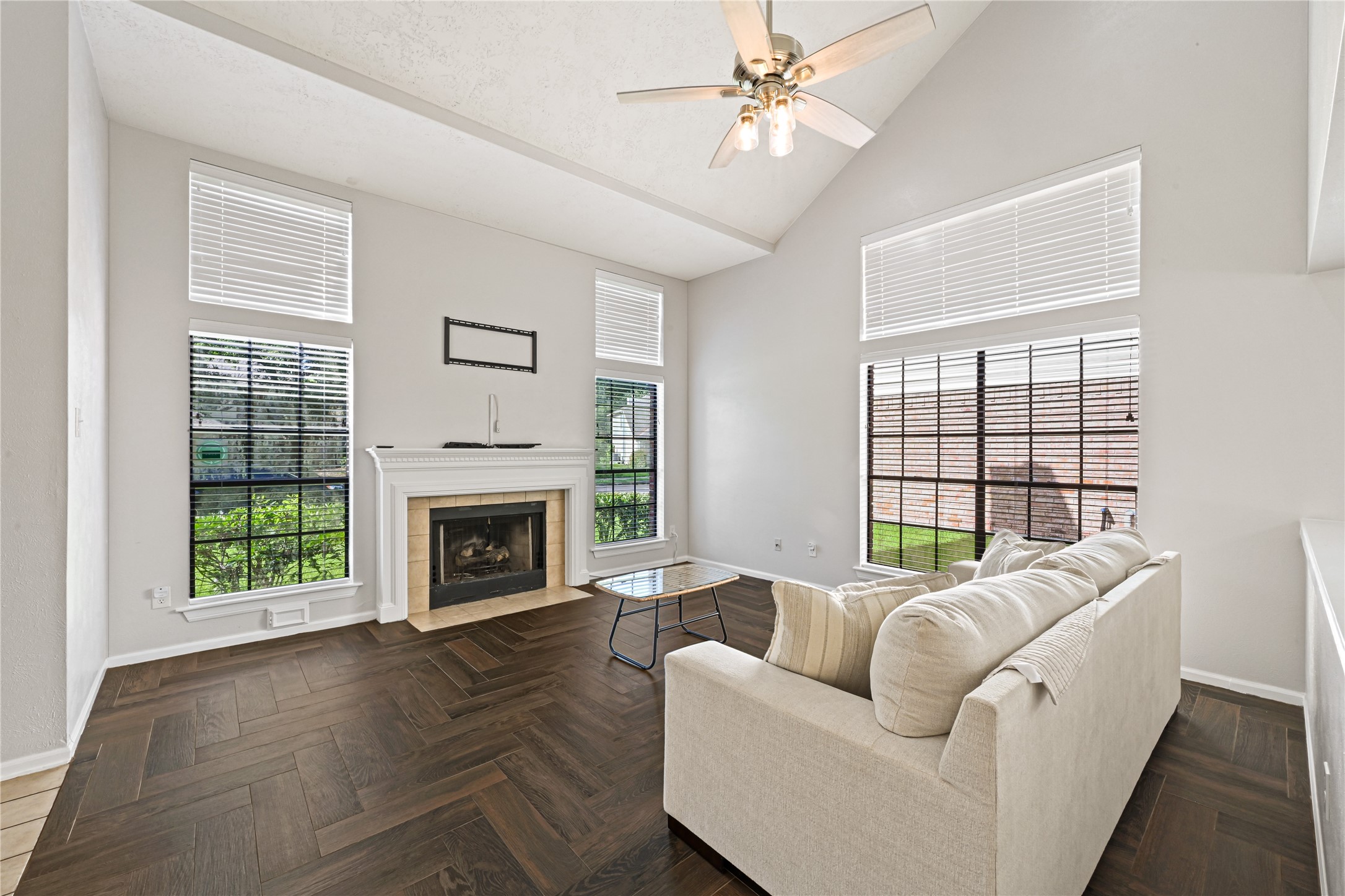 1555 Hillside Elm Street Property Photo 3
