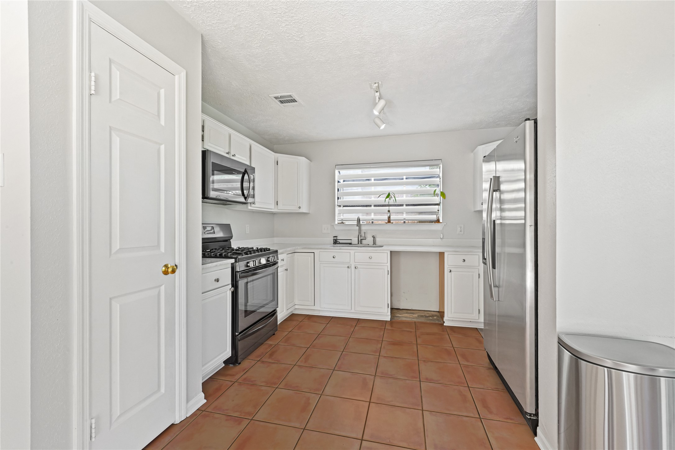 1555 Hillside Elm Street Property Photo 8