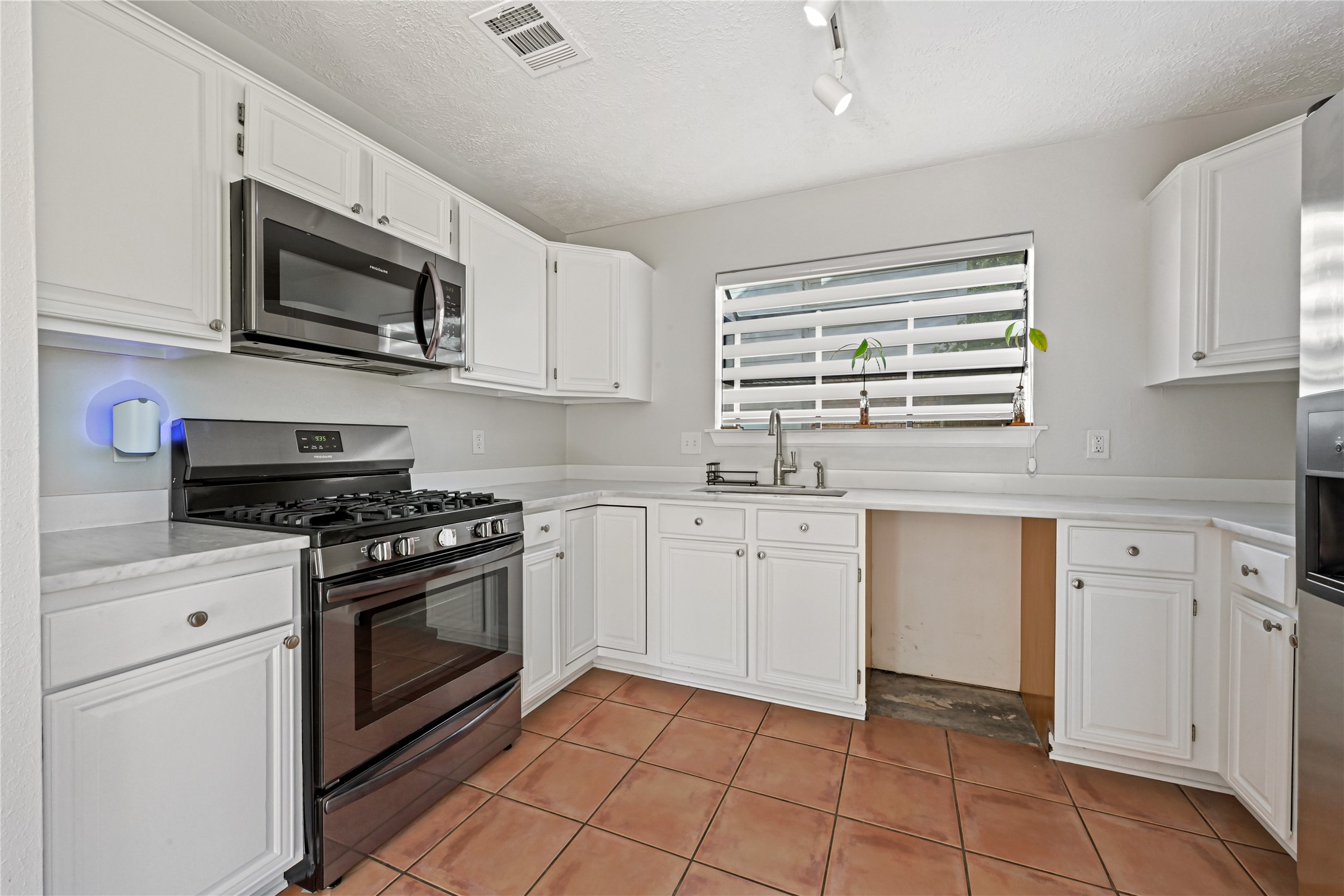 1555 Hillside Elm Street Property Photo 9