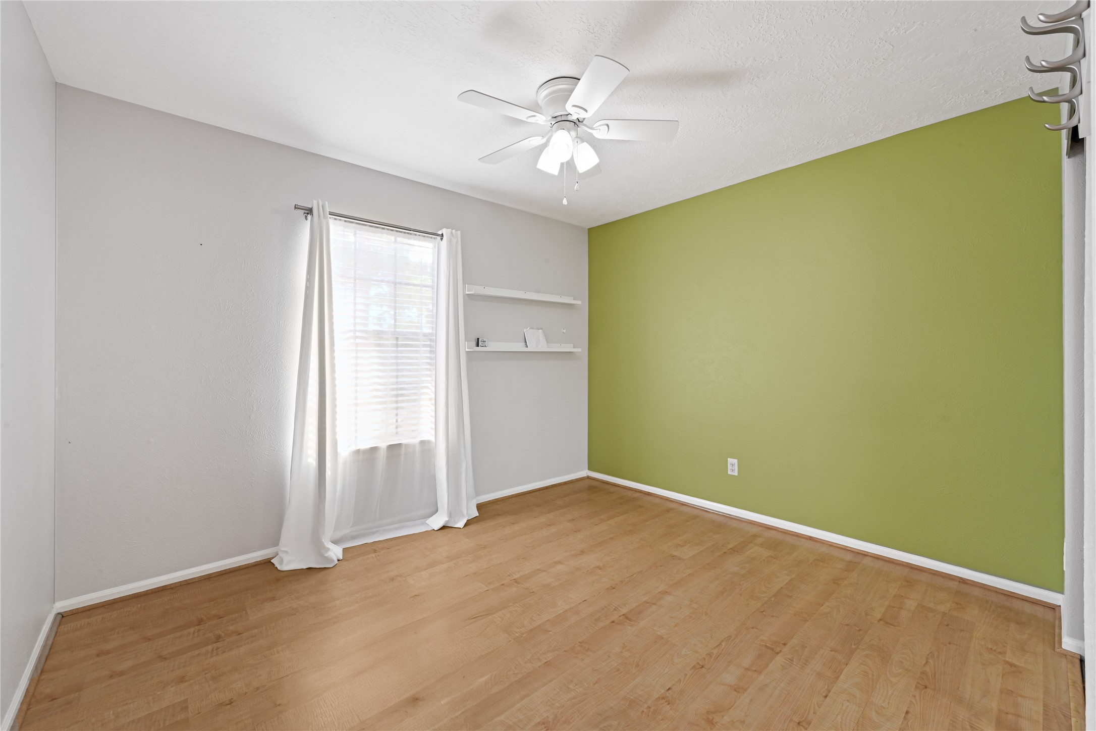 1555 Hillside Elm Street Property Photo 15