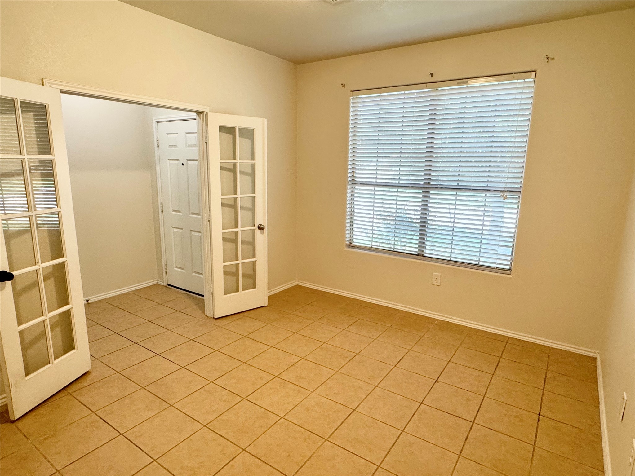 1331 S Maple Drive Property Photo 3