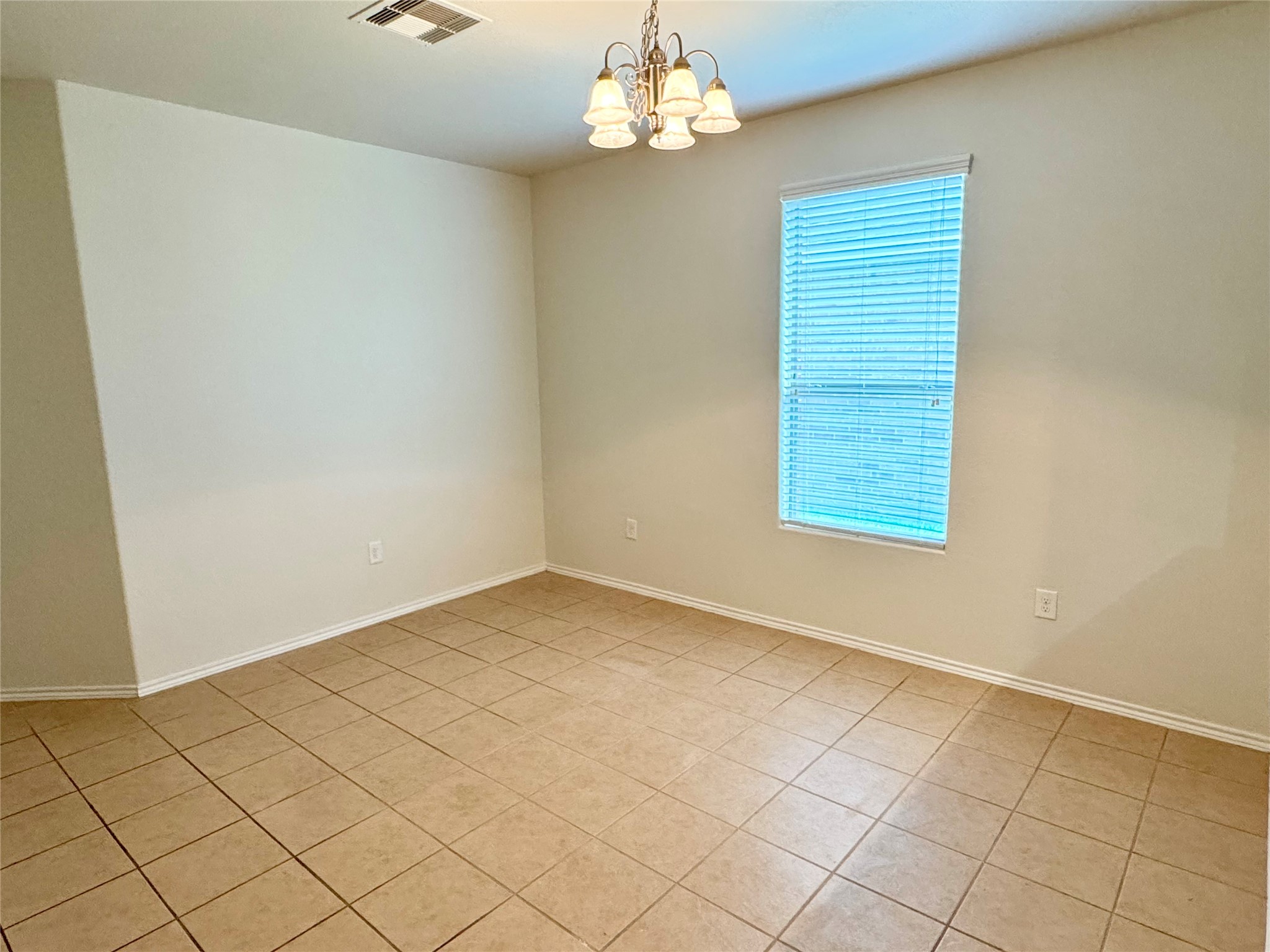 1331 S Maple Drive Property Photo 4