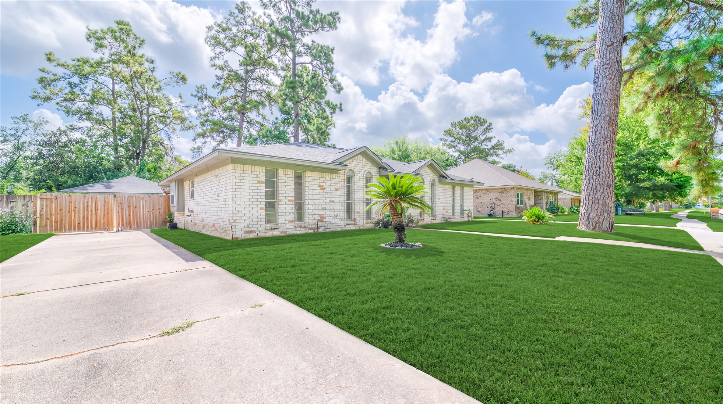 23230 Canyon Lake Drive Property Photo 2