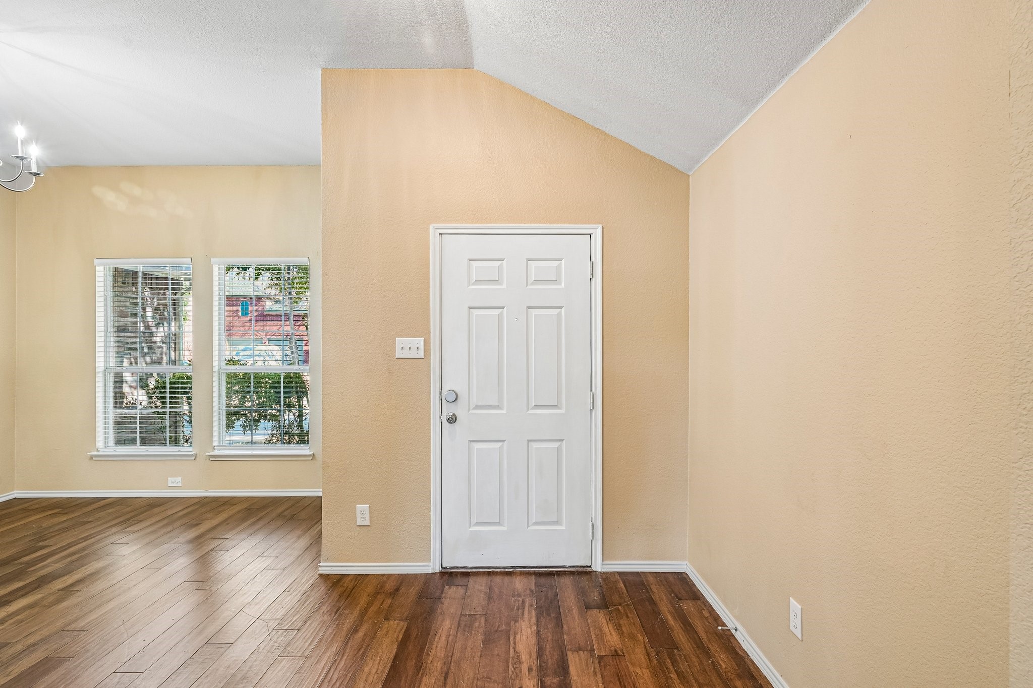 2033 Tanur Cascade Drive Property Photo 5