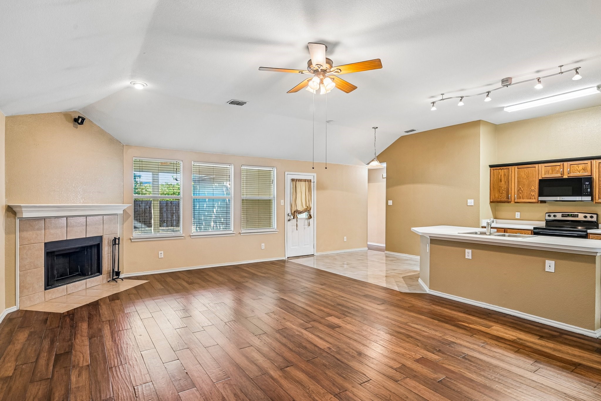 2033 Tanur Cascade Drive Property Photo 8