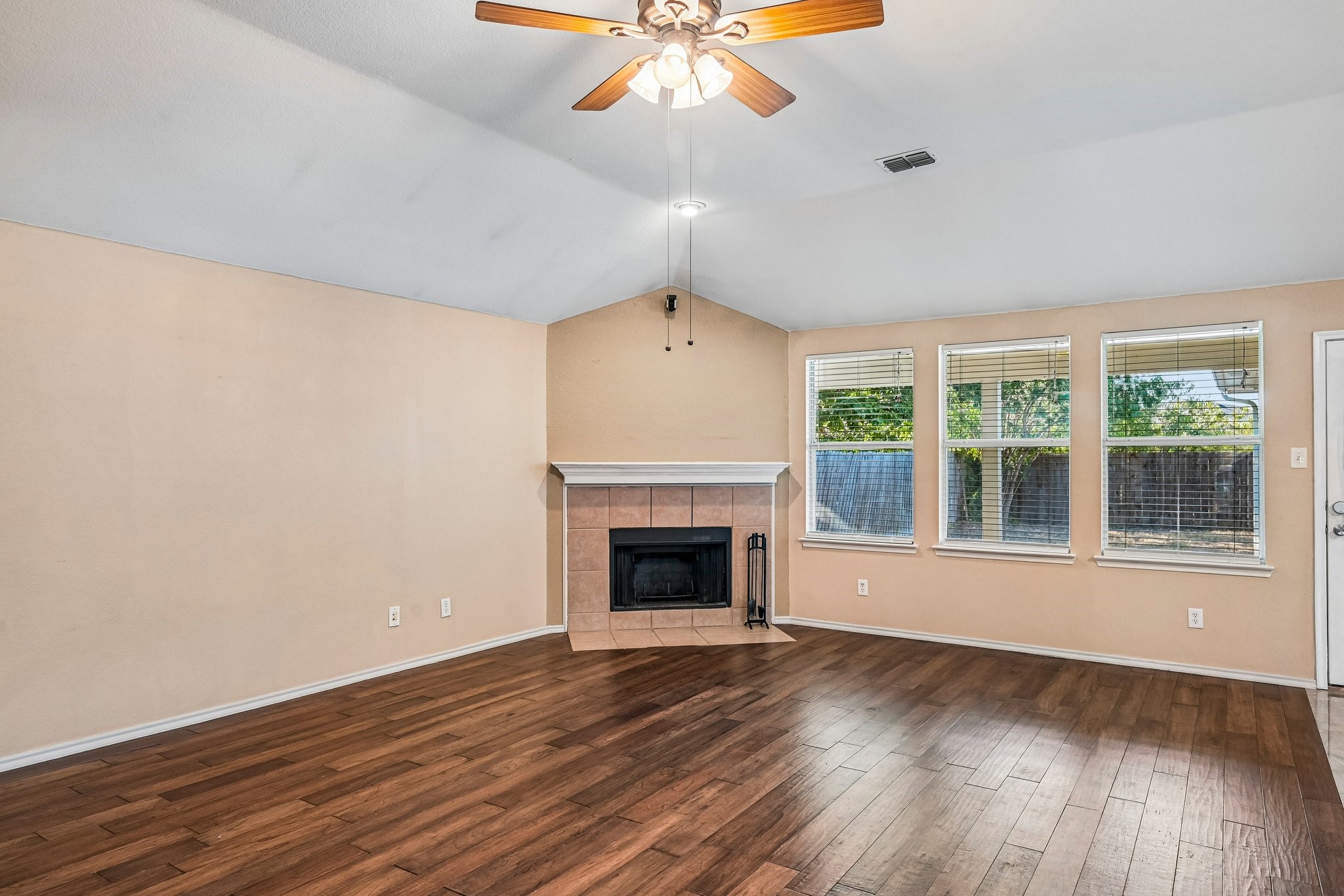 2033 Tanur Cascade Drive Property Photo 9