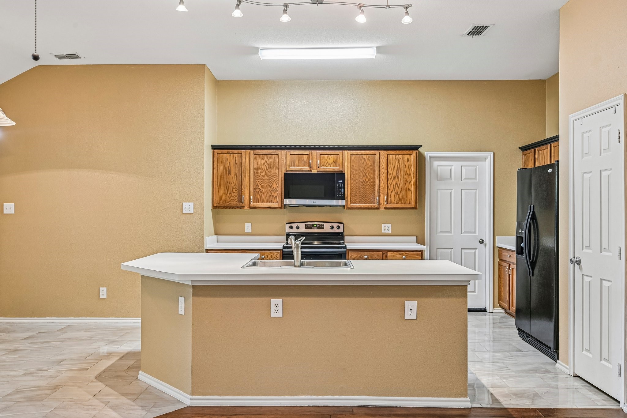 2033 Tanur Cascade Drive Property Photo 13
