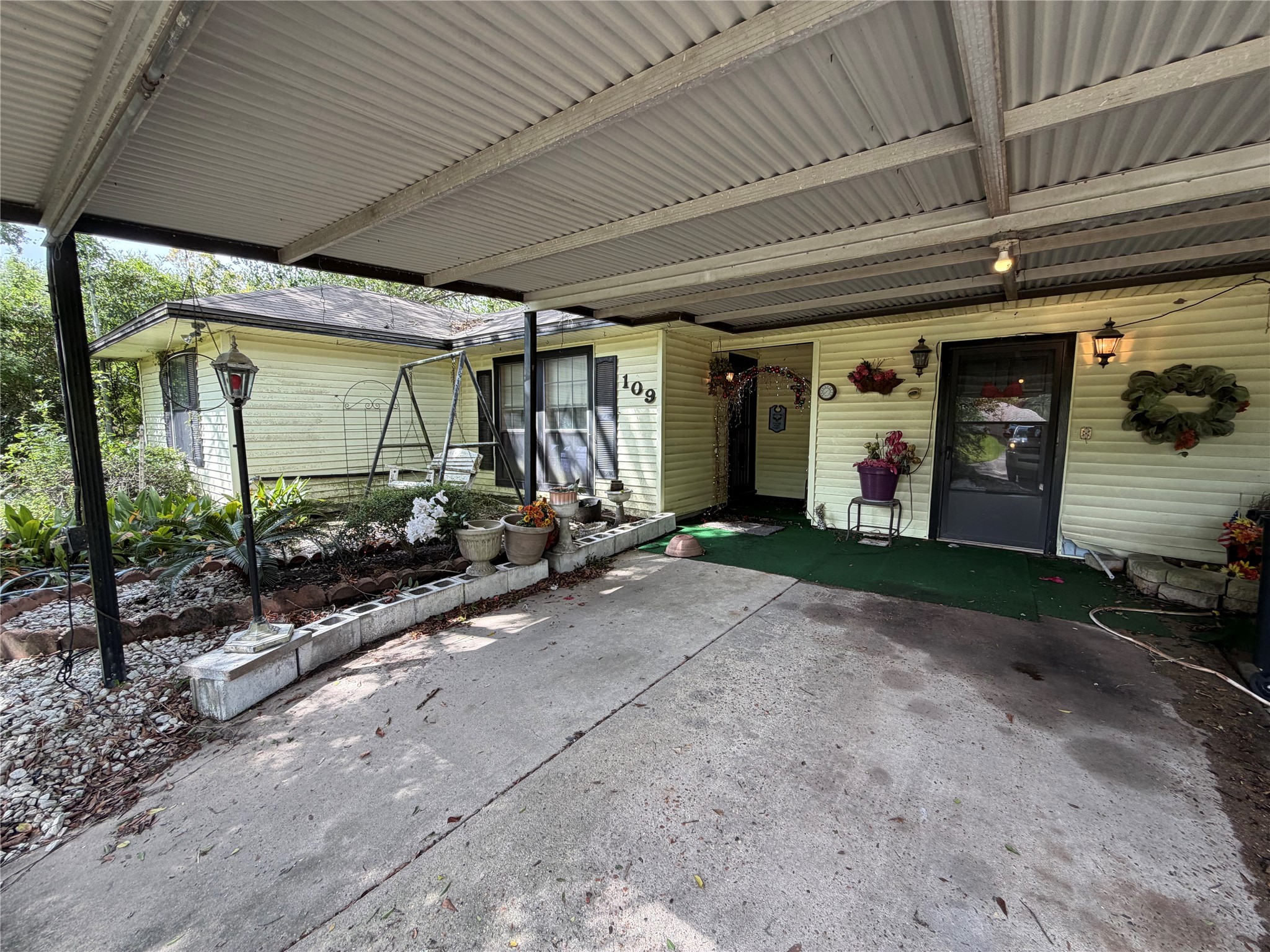 109 Dahlia Street Property Photo 2
