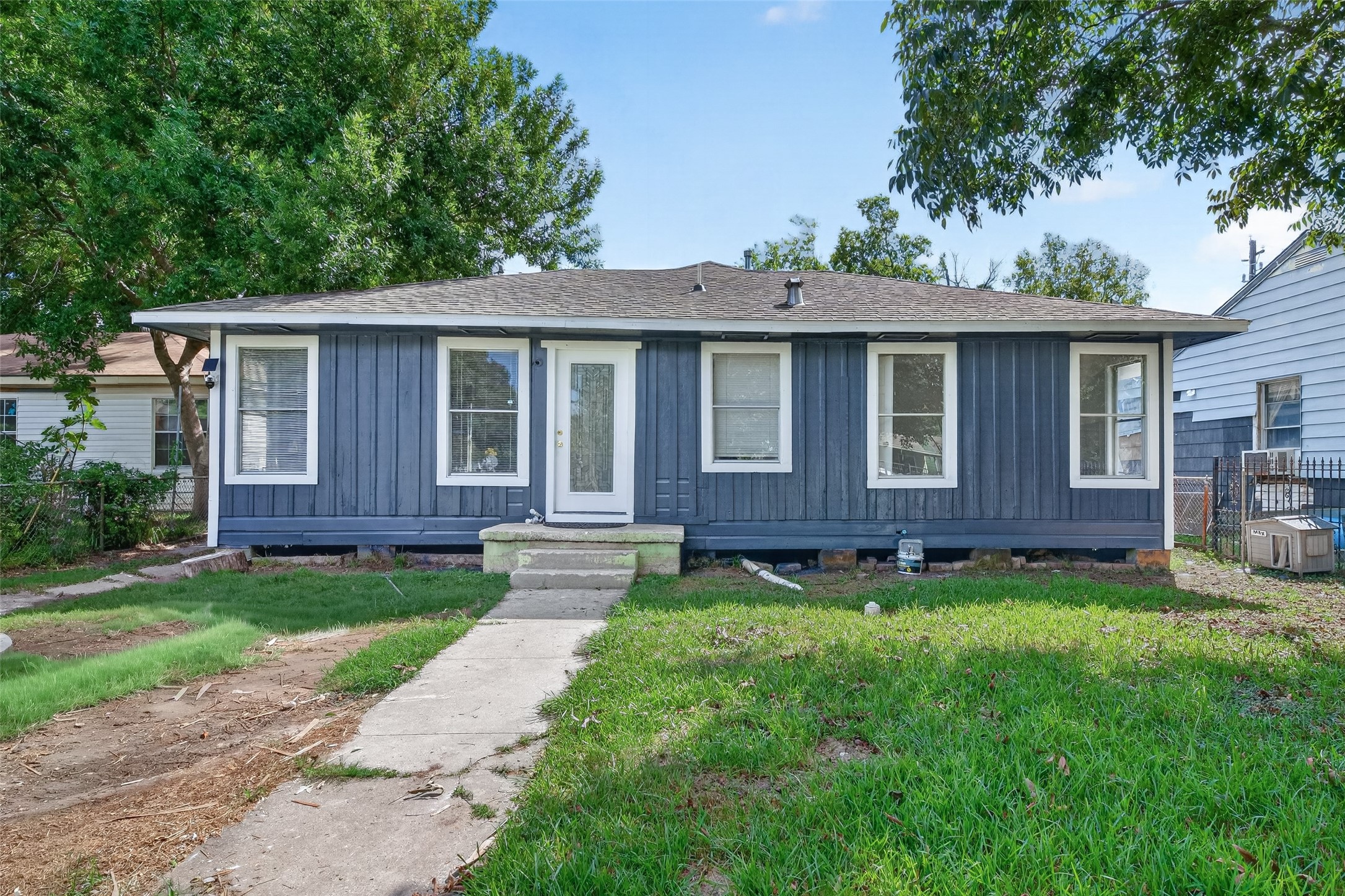 216 Eastway Street Property Photo 2