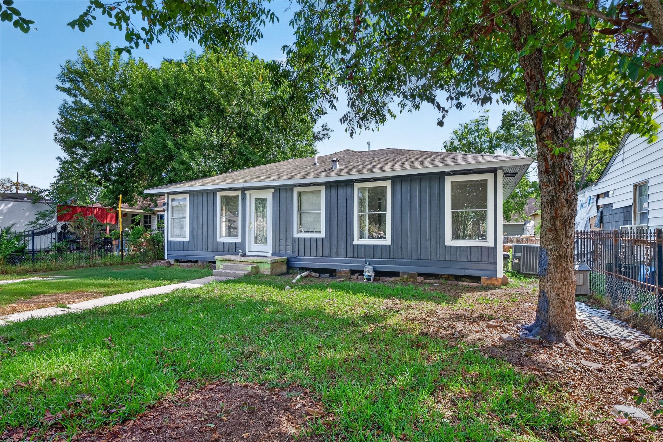 216 Eastway Street Property Photo 4