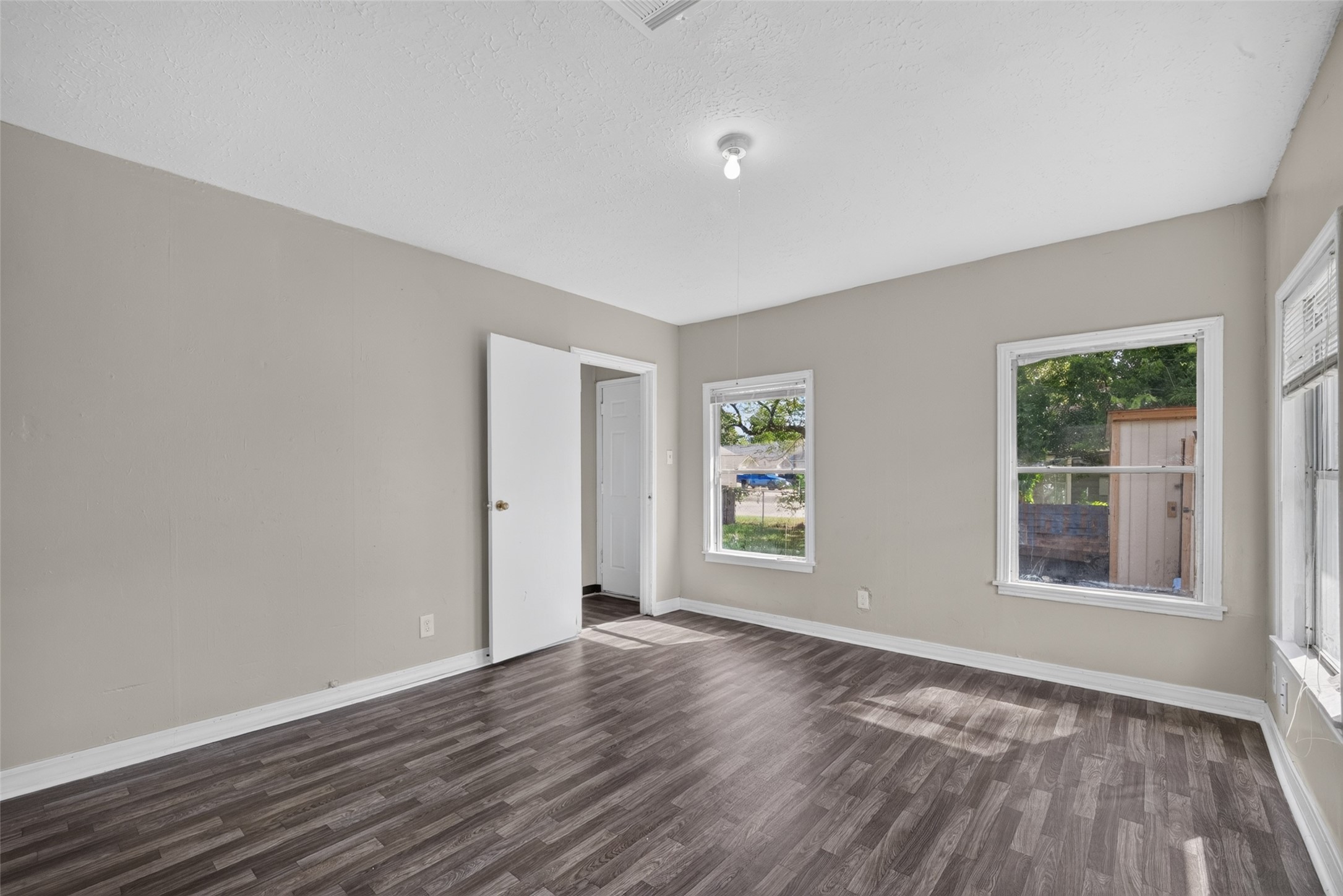216 Eastway Street Property Photo 33