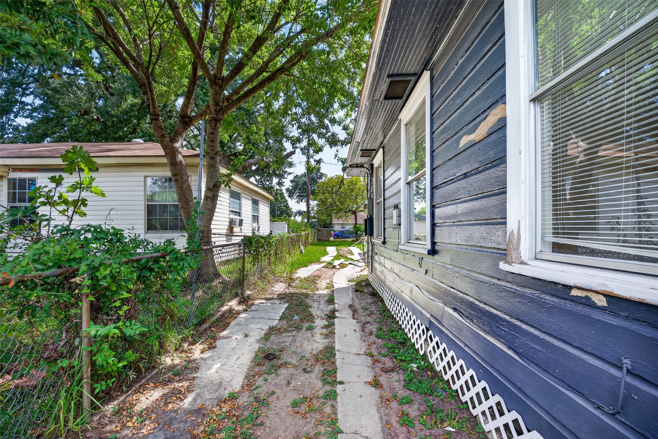216 Eastway Street Property Photo 38