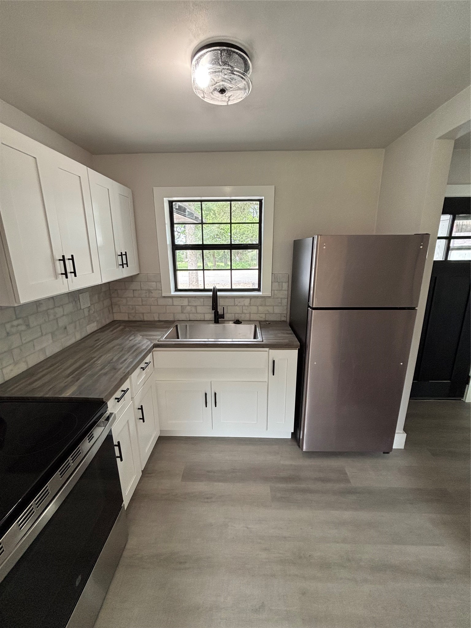 260 S East Avenue Property Photo 6