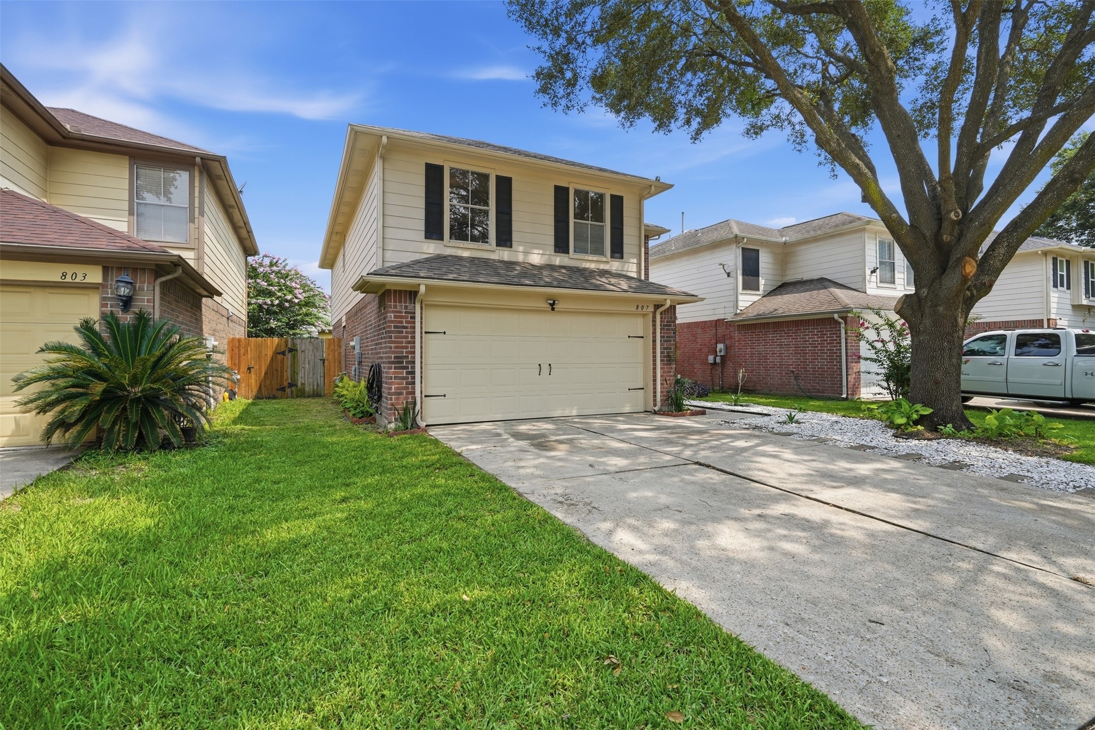 807 Oak West Drive Property Photo 1