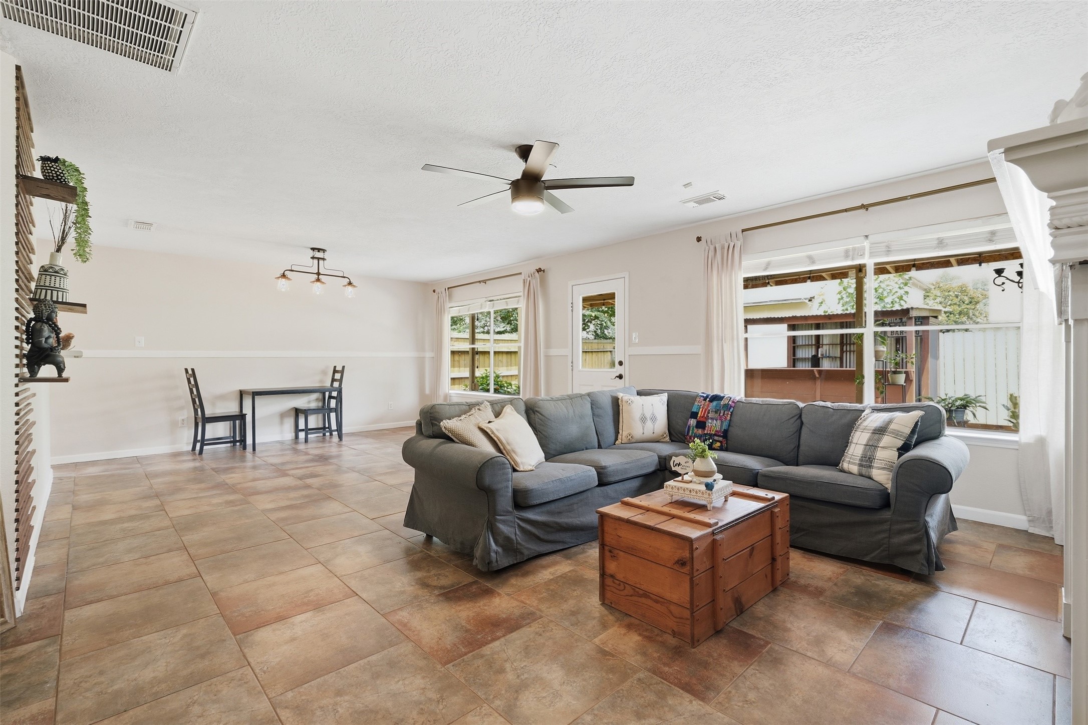 807 Oak West Drive Property Photo 2