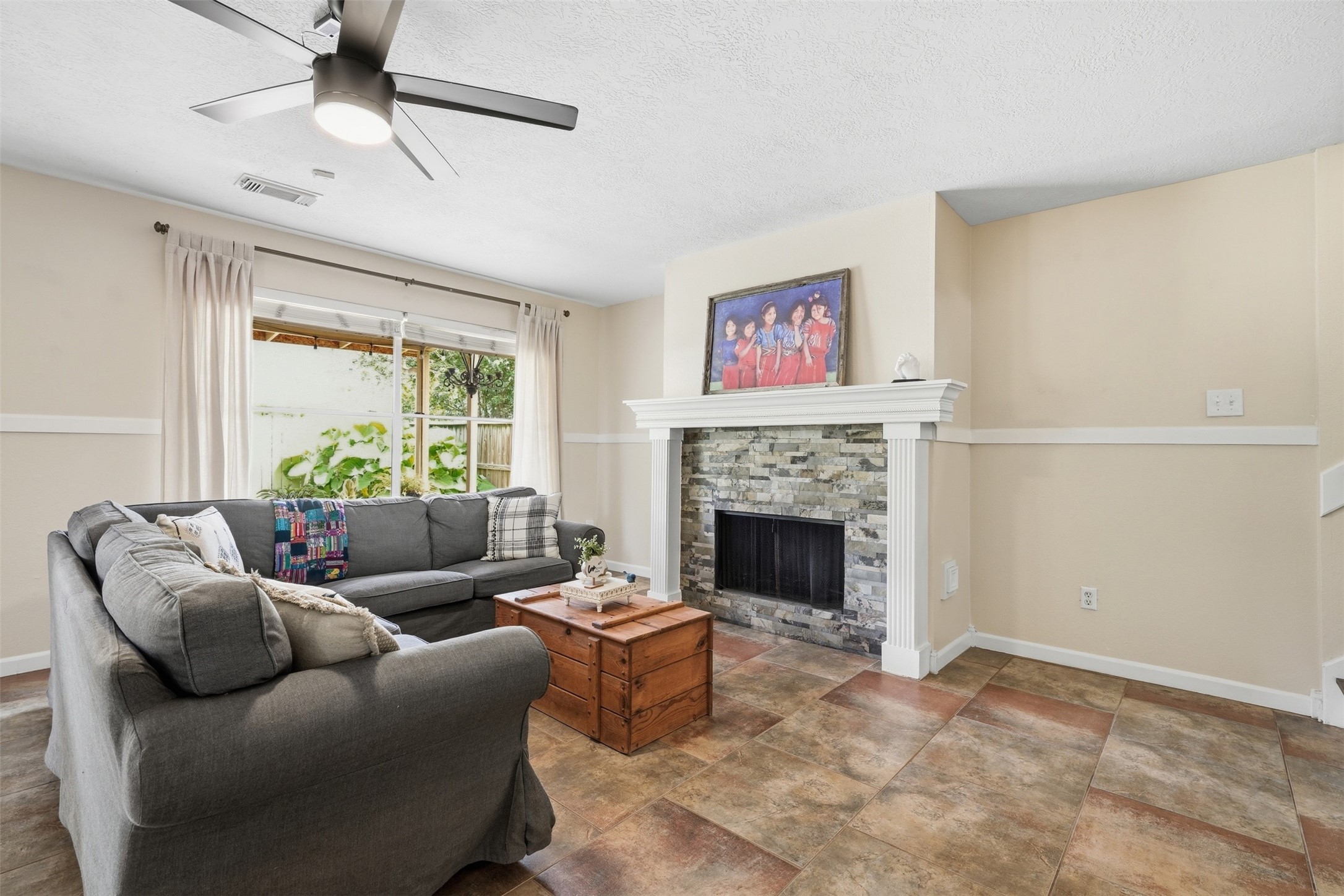 807 Oak West Drive Property Photo 3