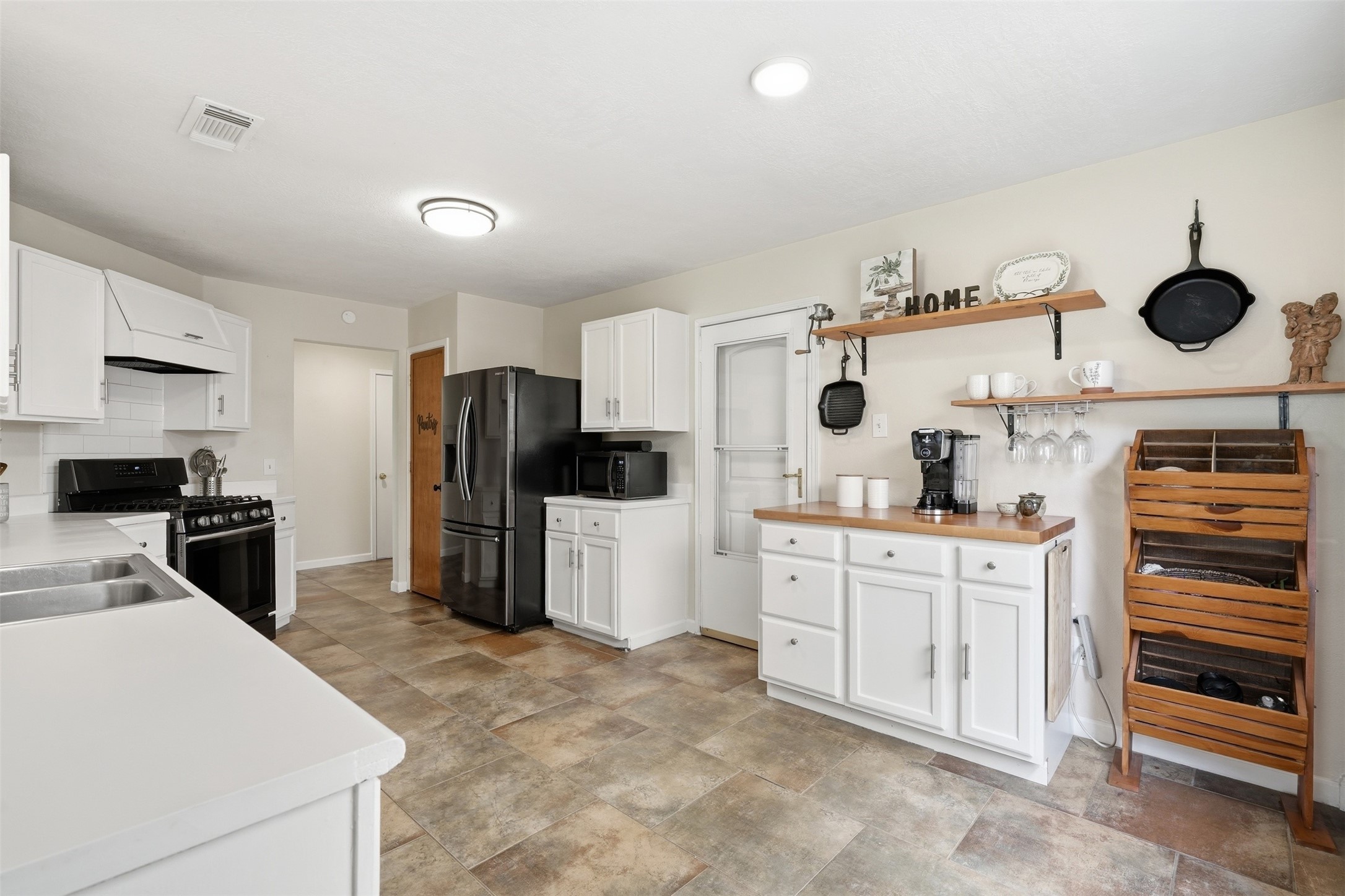 807 Oak West Drive Property Photo 4