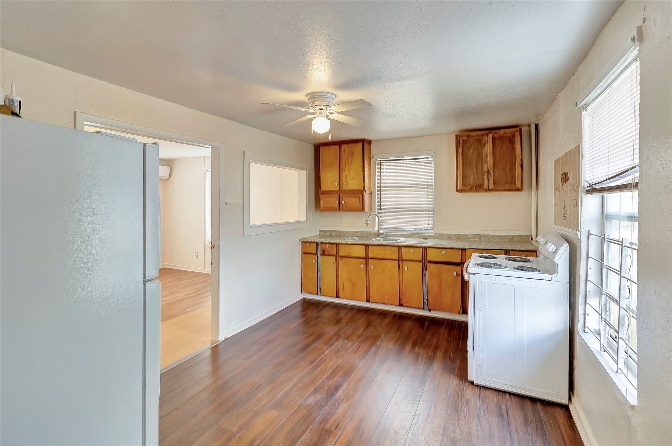 4233 Dupont Street A Property Photo 3