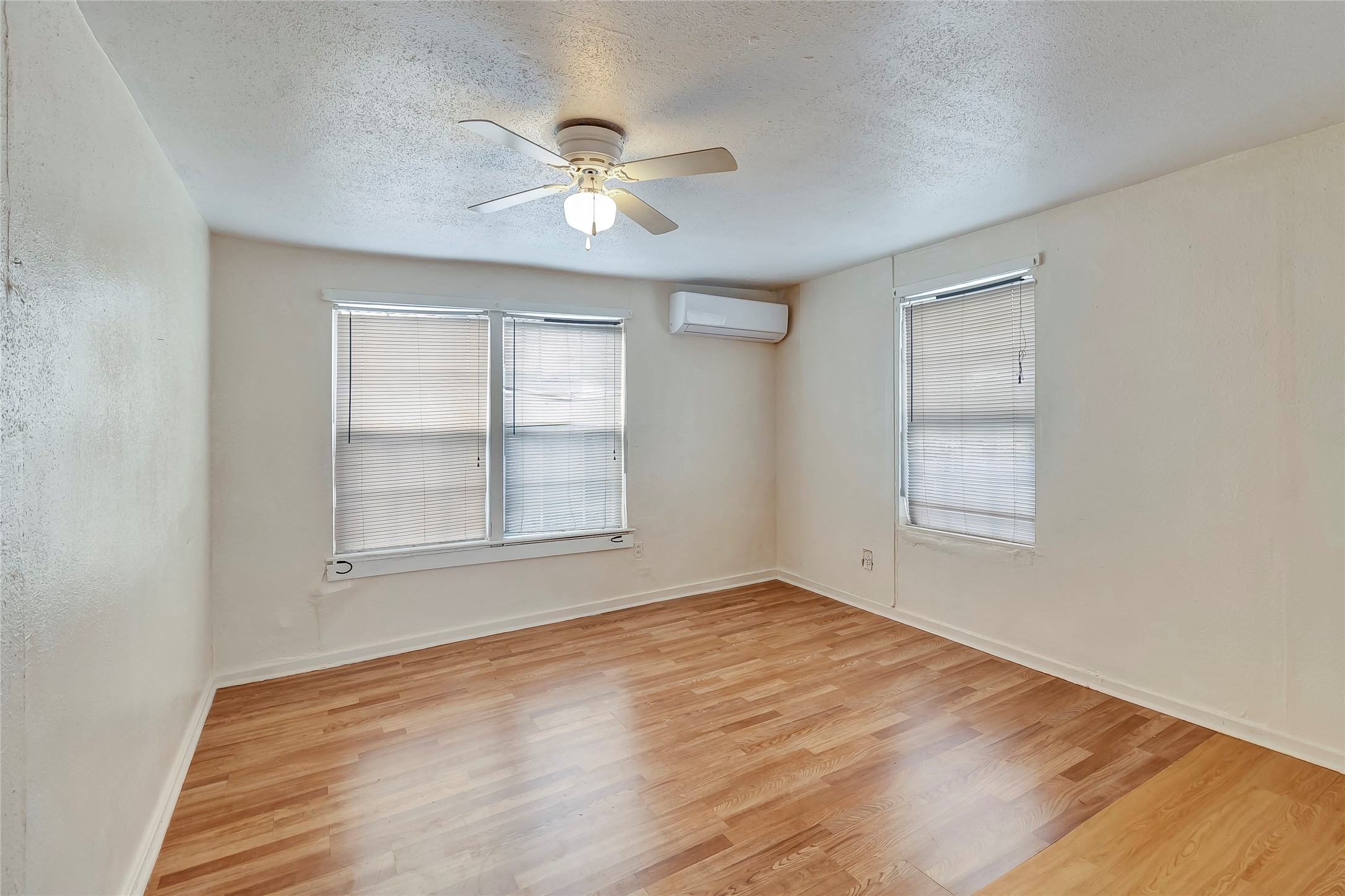 4233 Dupont Street A Property Photo 4