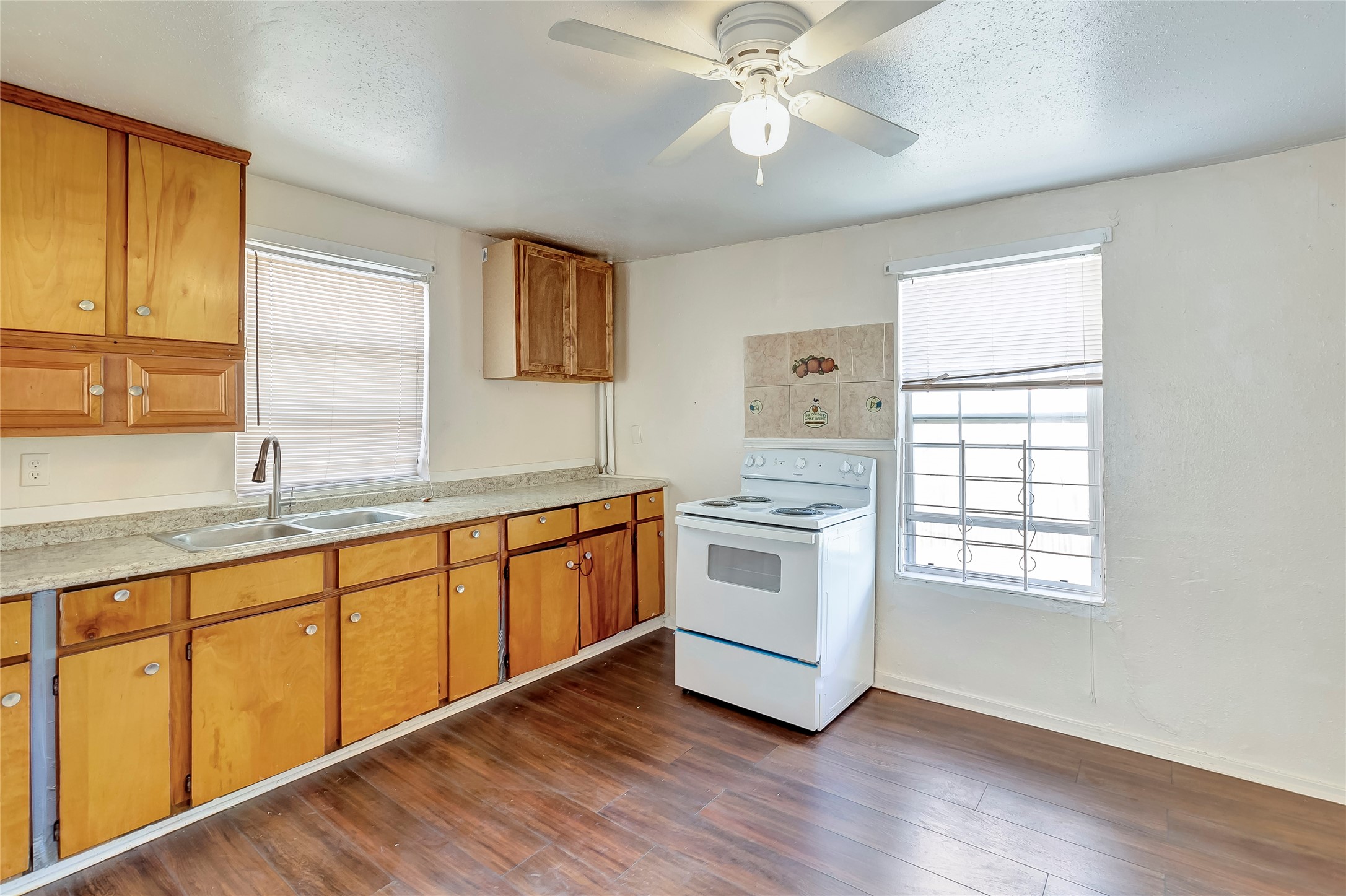 4233 Dupont Street A Property Photo 5