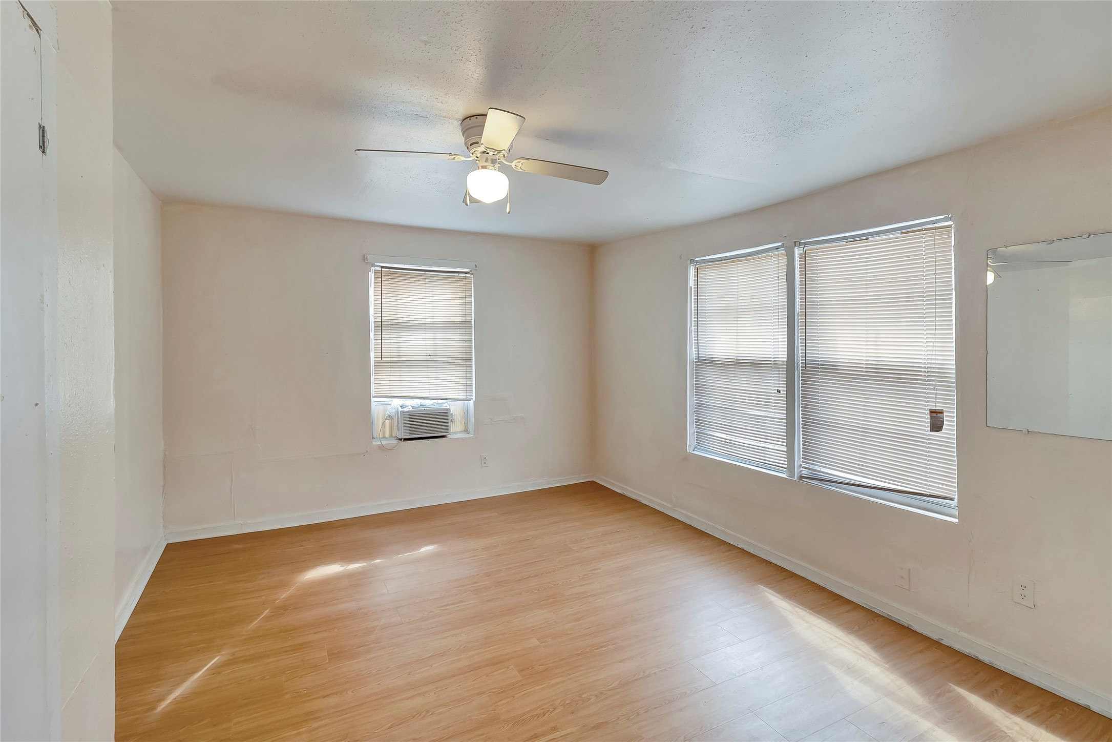 4233 Dupont Street A Property Photo 8