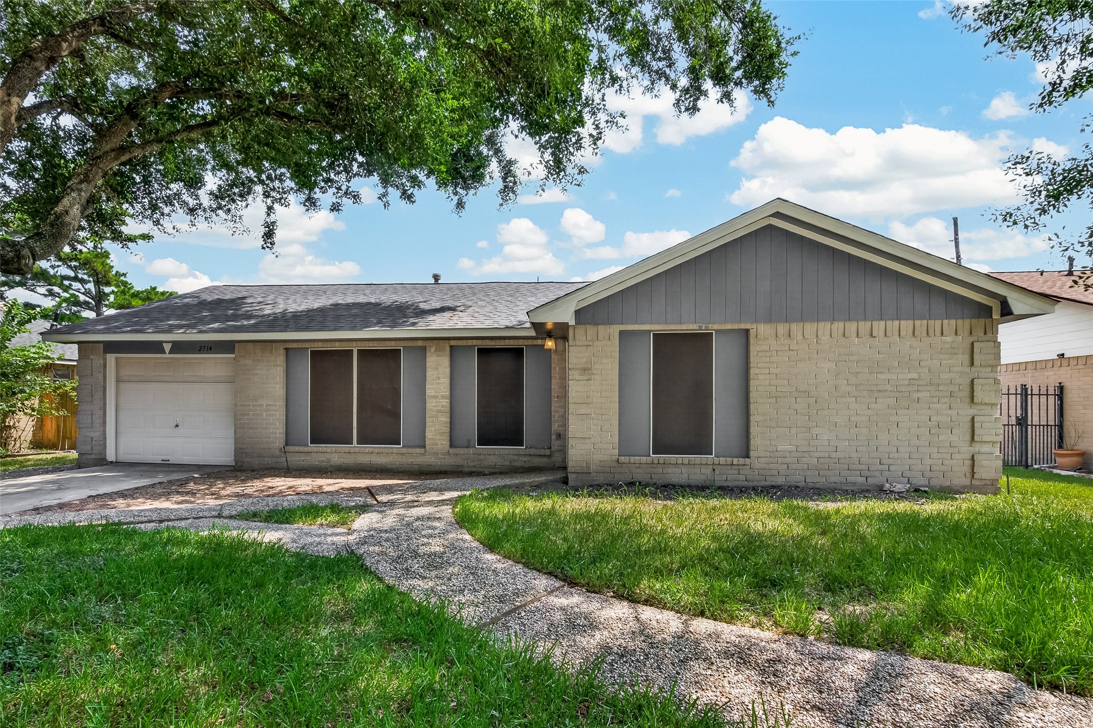 2714 S Brompton Drive Property Photo 1