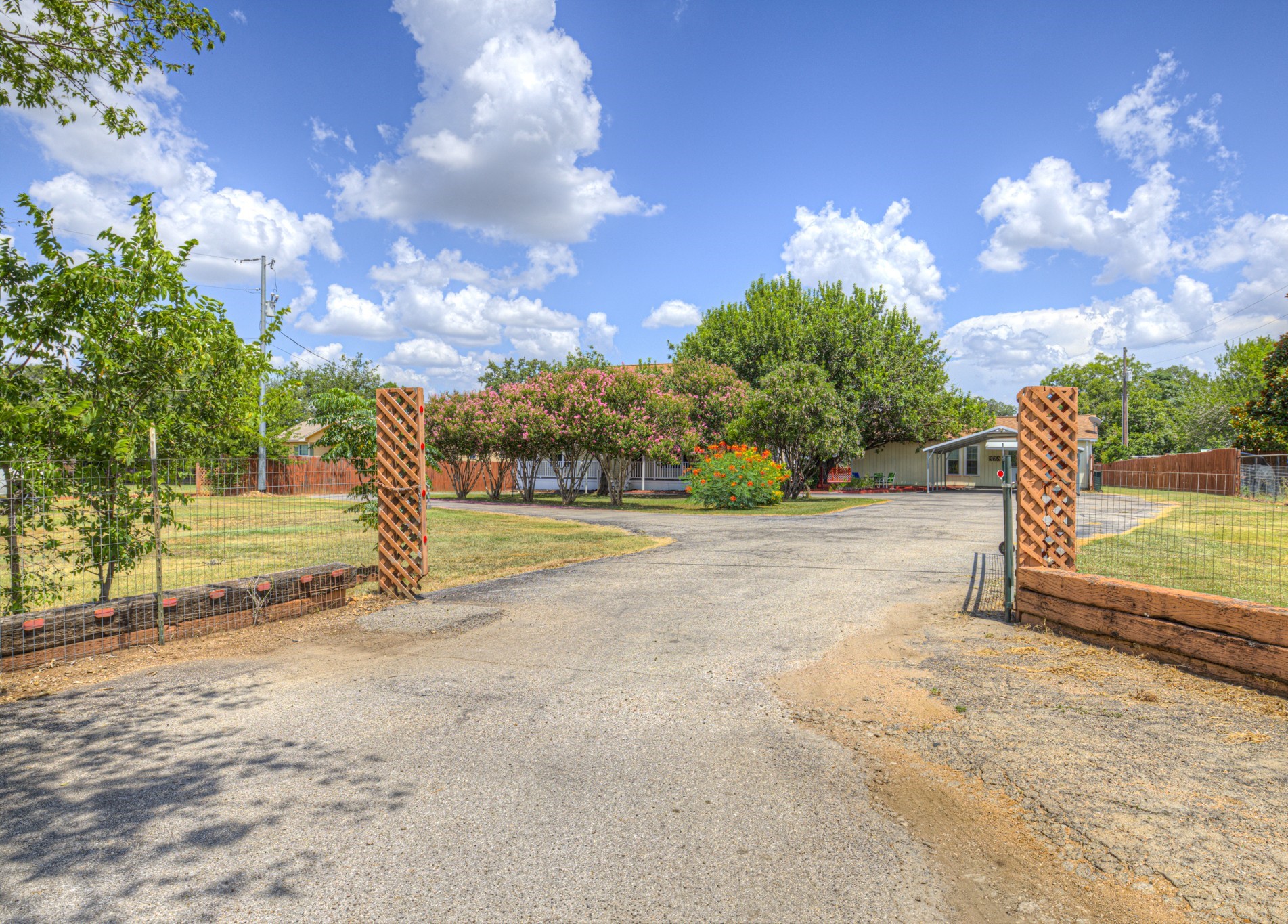 580 E Zipp Road Property Photo 1