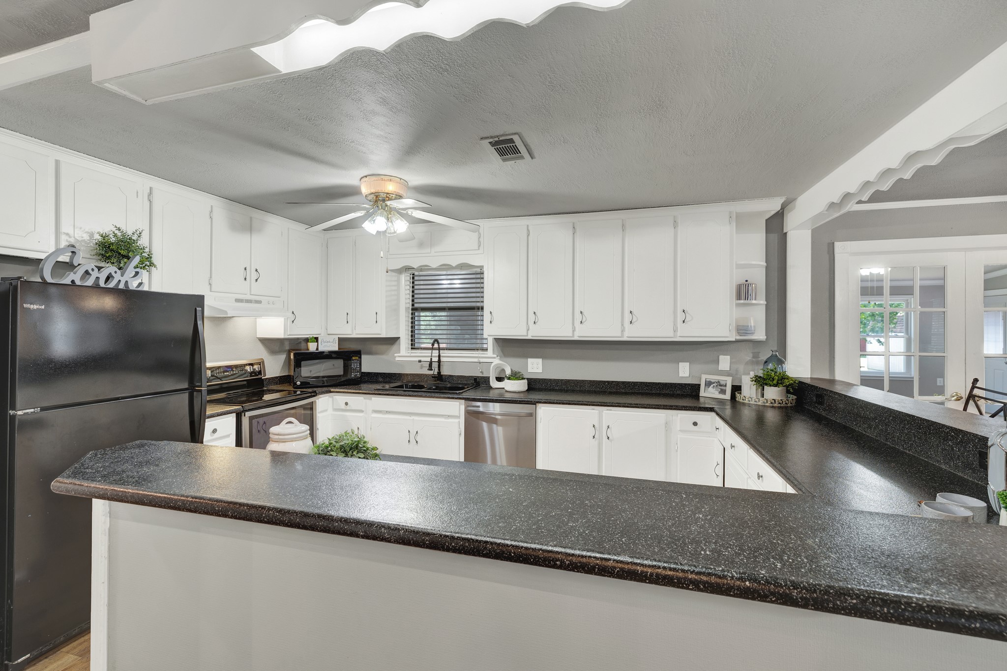 580 E Zipp Road Property Photo 6