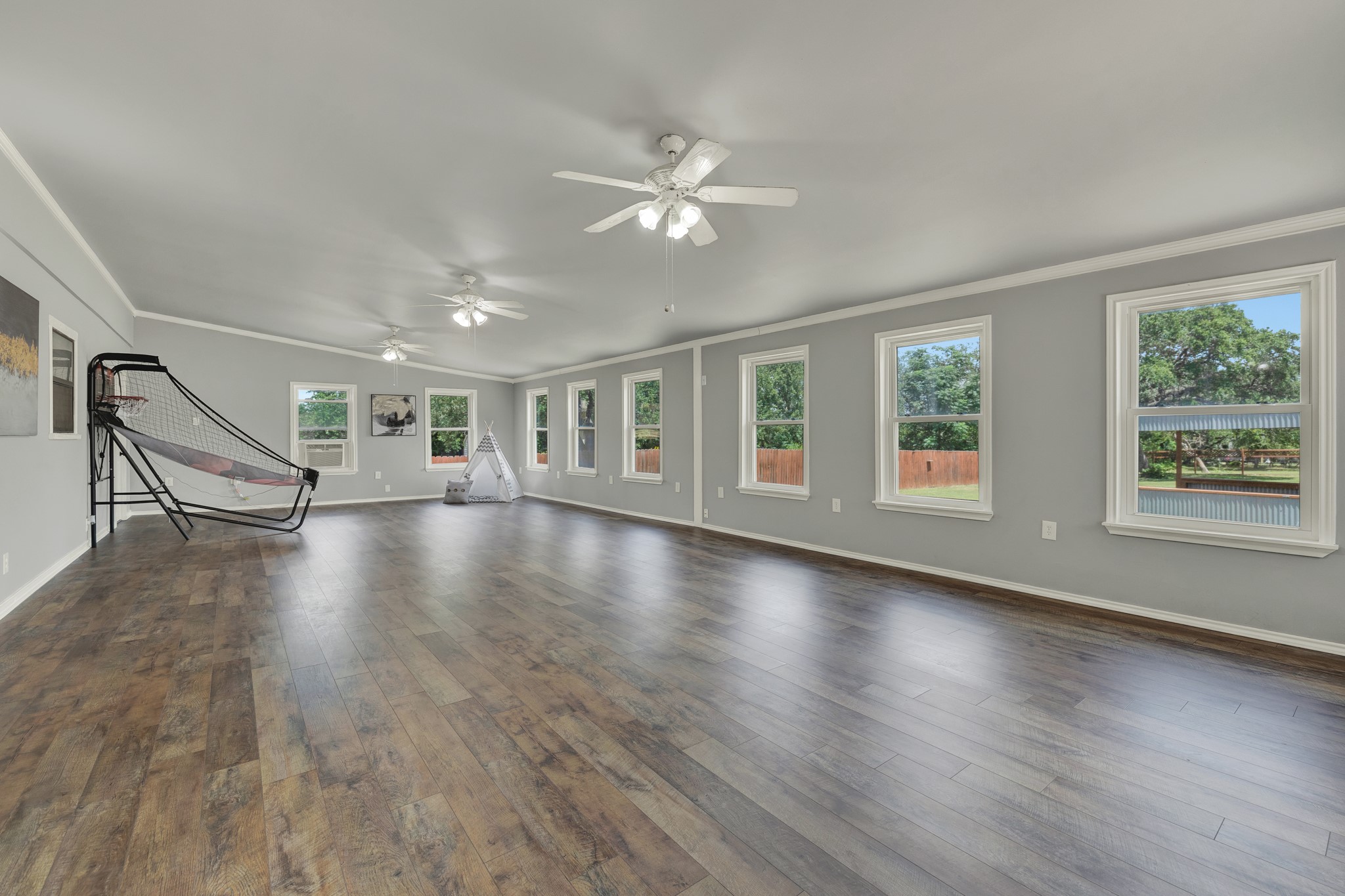 580 E Zipp Road Property Photo 9