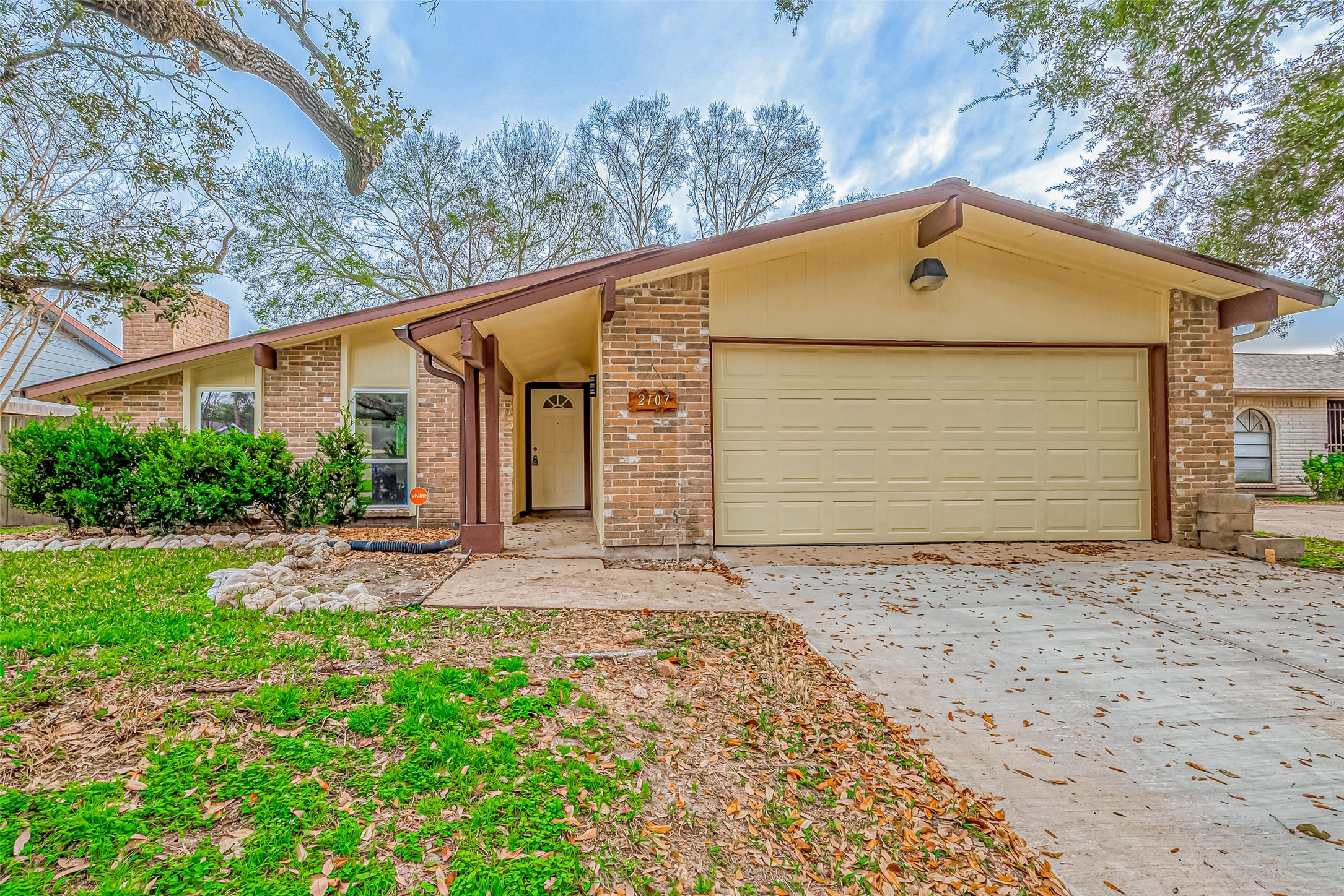 2107 Quail Valley East Drive Property Photo 1